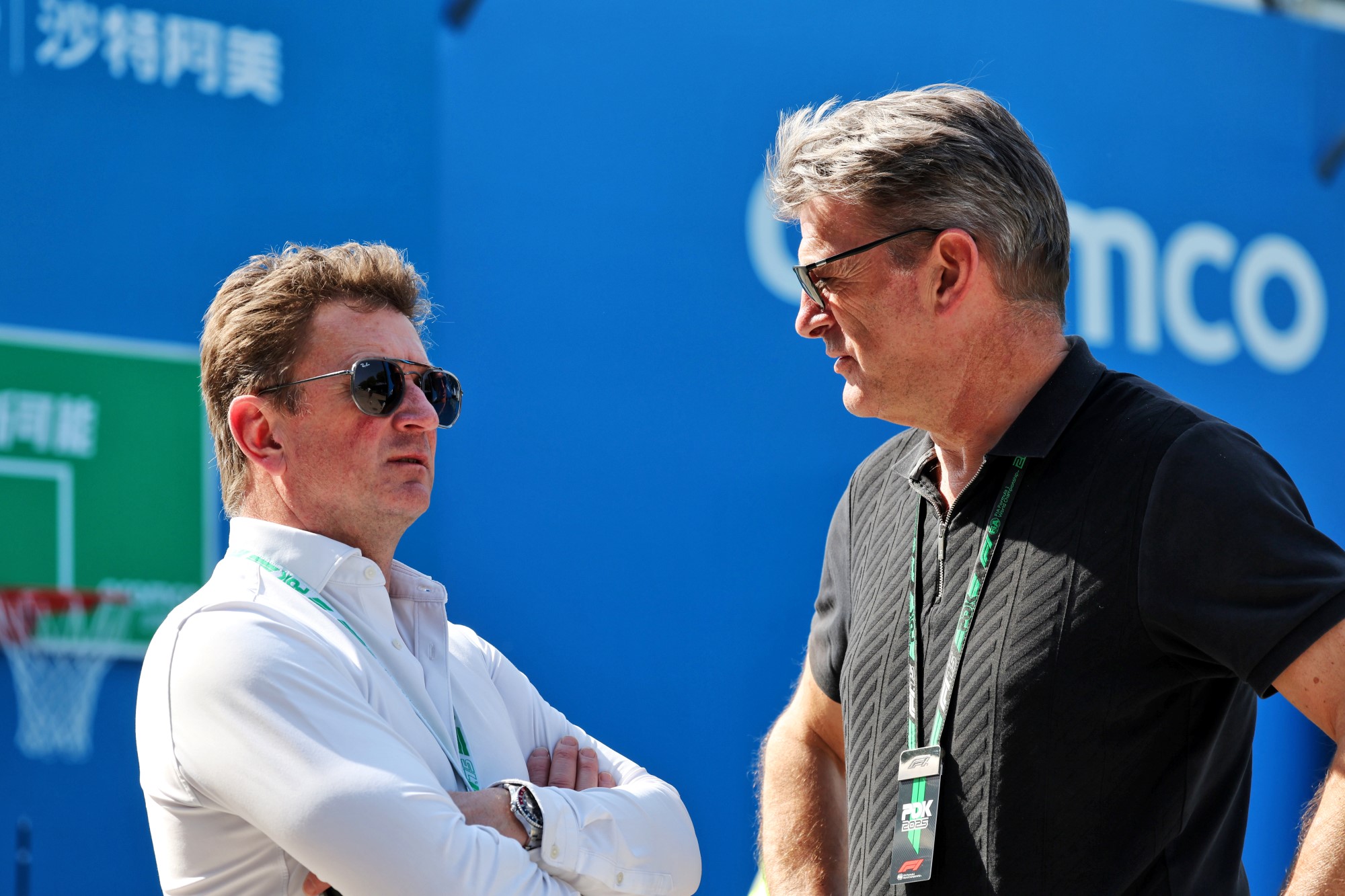No Paddock da F1: FIA eleva teto orçamentário para 2026; Audi recebe concessão especial (L to R): Allan McNish (GBR) Audi Director of Motorsport Coordination with Graeme Lowdon (GBR) Cadillac Formula 1 Team, Team Principal.