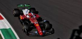 F1: Papa recebe volante de Leclerc em visita especial de John Elkann