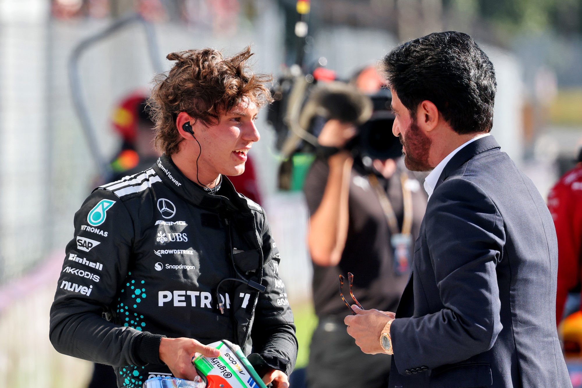 F1: Antonelli lamenta resultado no GP da Itália: "Frustrante" (L to R): Andrea Kimi Antonelli (ITA) Mercedes AMG F1 with Mohammed Bin Sulayem (UAE) FIA President in qualifying parc ferme.
