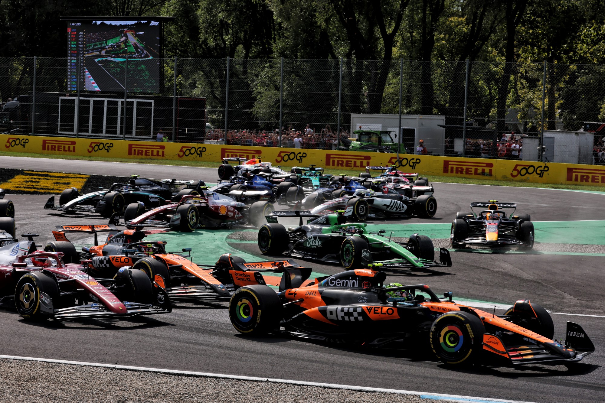 F1: Stella explica inversão de posições da McLaren em Monza: "Decisão difícil" Lando Norris (GBR) McLaren MCL39 at the start of the race as Gabriel Bortoleto (BRA) Sauber C45 and Yuki Tsunoda (JPN) Red Bull Racing RB21 run wide.