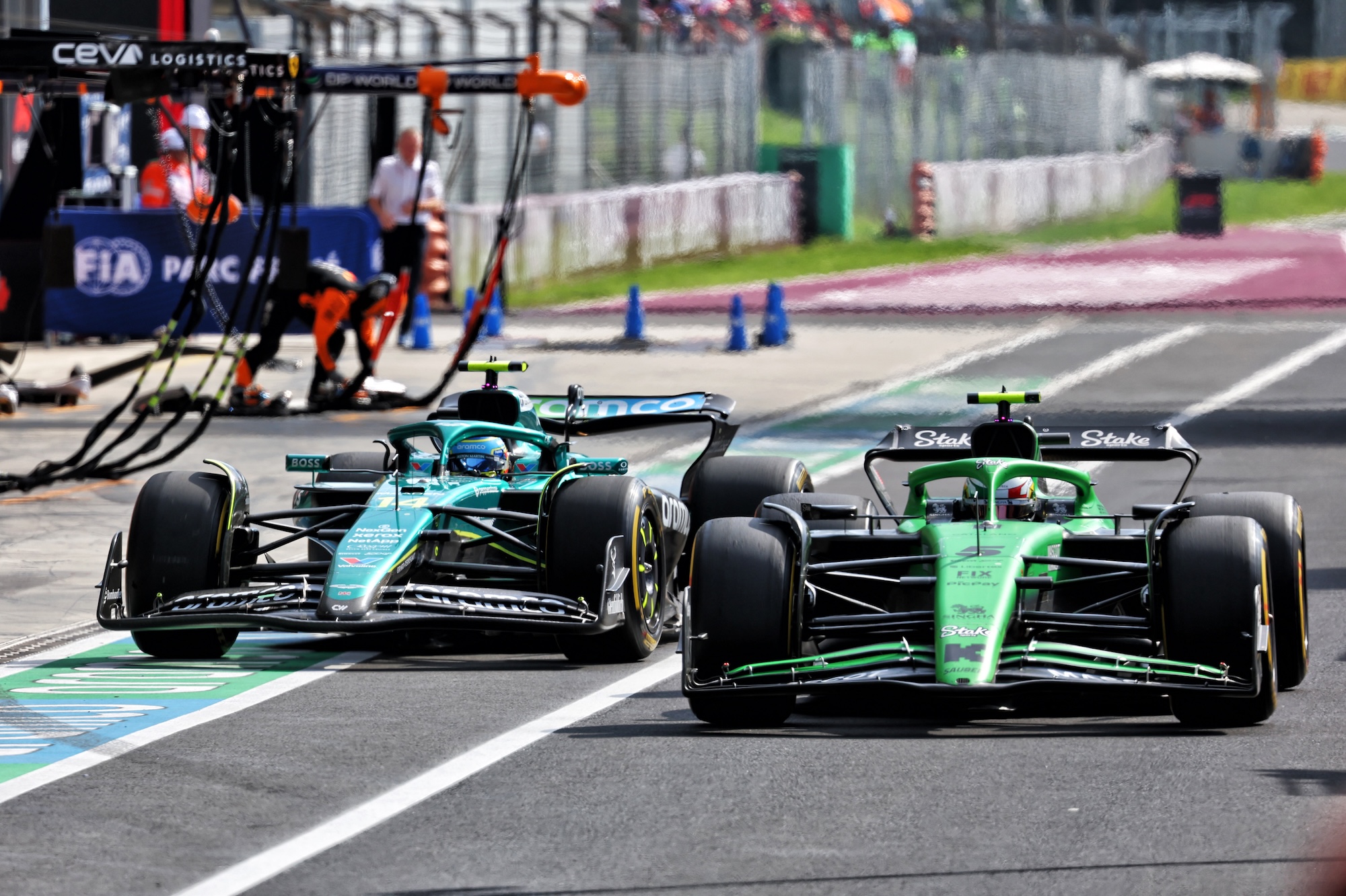 F1: Bortoleto sobe para 16º após GP da Itália. Confira classificação Gabriel Bortoleto (BRA) Sauber C45 and Fernando Alonso (ESP) Aston Martin F1 Team AMR25 make pit stops.