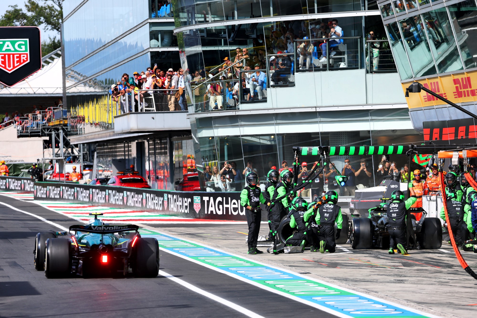 F1: Bortoleto comemora "corrida maravilhosa" em Monza: "Bons pontos" Gabriel Bortoleto (BRA) Sauber C45 makes a pit stop and is passed by Fernando Alonso (ESP) Aston Martin F1 Team AMR25.