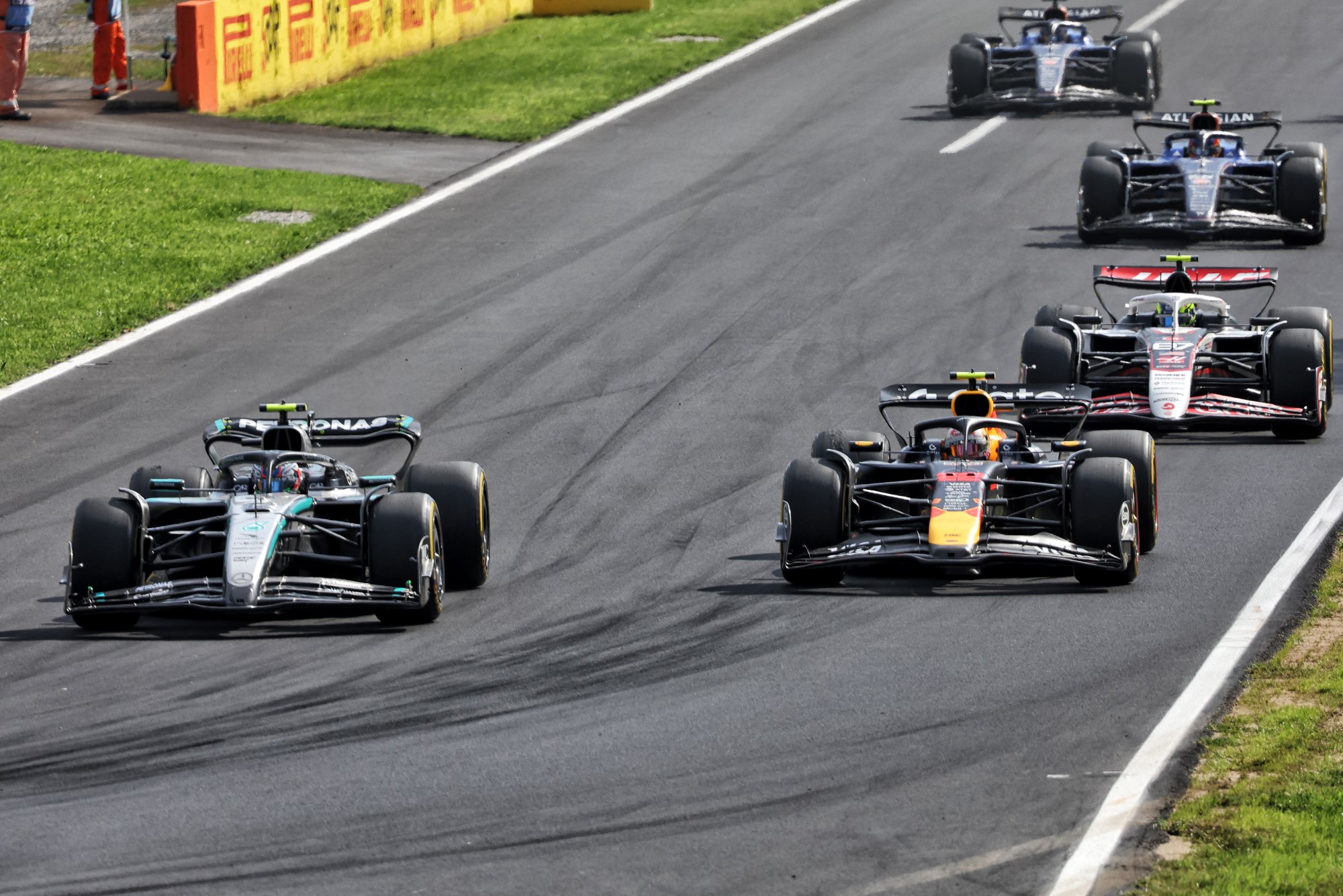 F1: Wolff vê Antonelli 'decepcionante' na Itália, mas diz: "Não muda a confiança nele" Andrea Kimi Antonelli (ITA) Mercedes AMG F1 W16 and Yuki Tsunoda (JPN) Red Bull Racing RB21 battle for position.