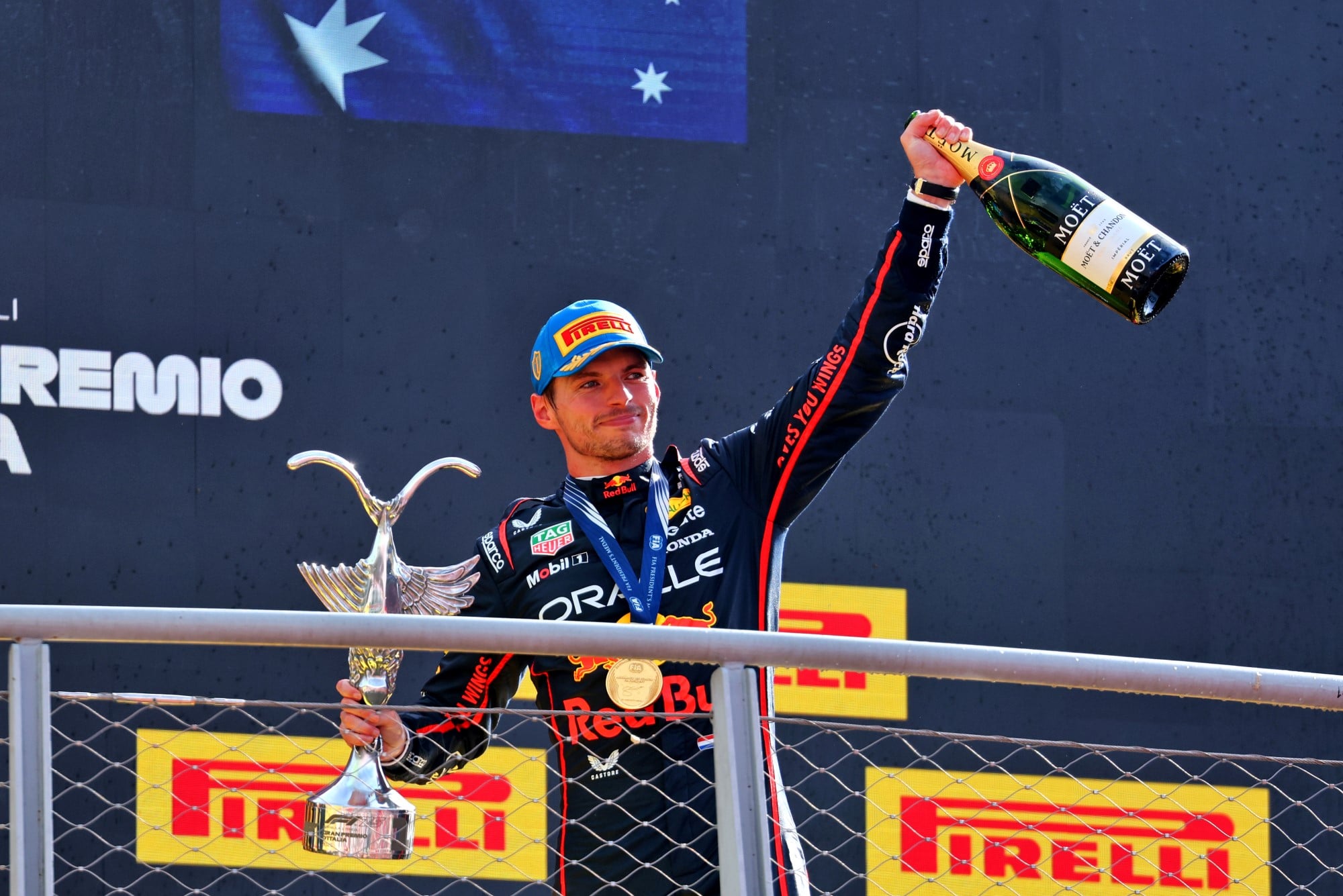 F1: Verstappen terá de fazer teste para correr em Nürburgring Nordschleife Race winner Max Verstappen (NLD) Red Bull Racing celebrates on the podium.