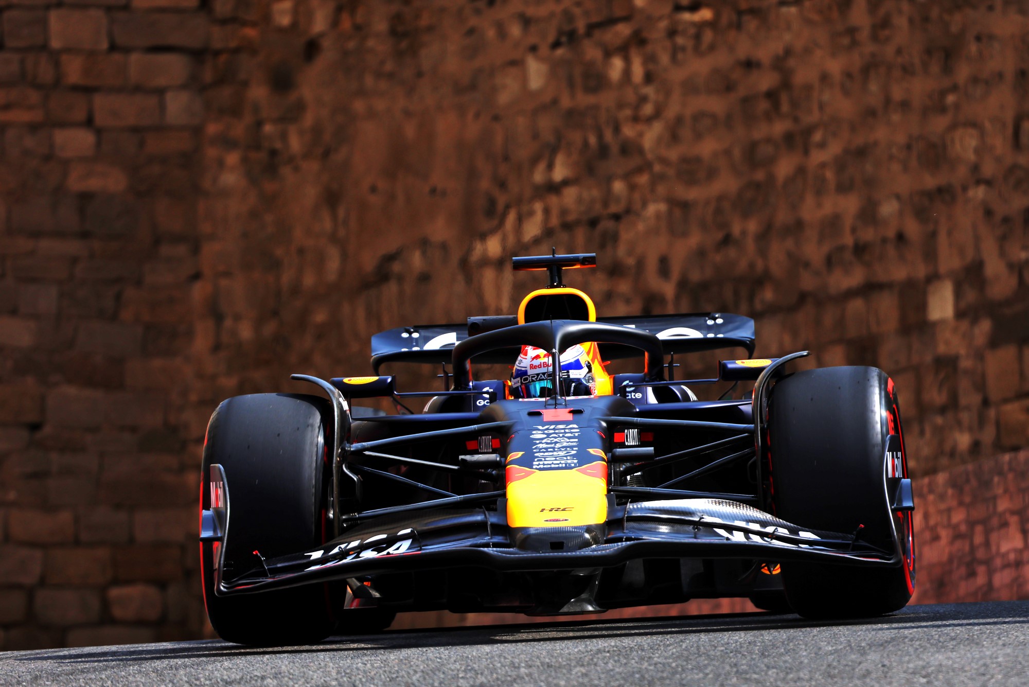 Galeria: Confira as imagens do primeiro dia da F1 no Azerbaijão Max Verstappen (NLD) Red Bull Racing RB21.