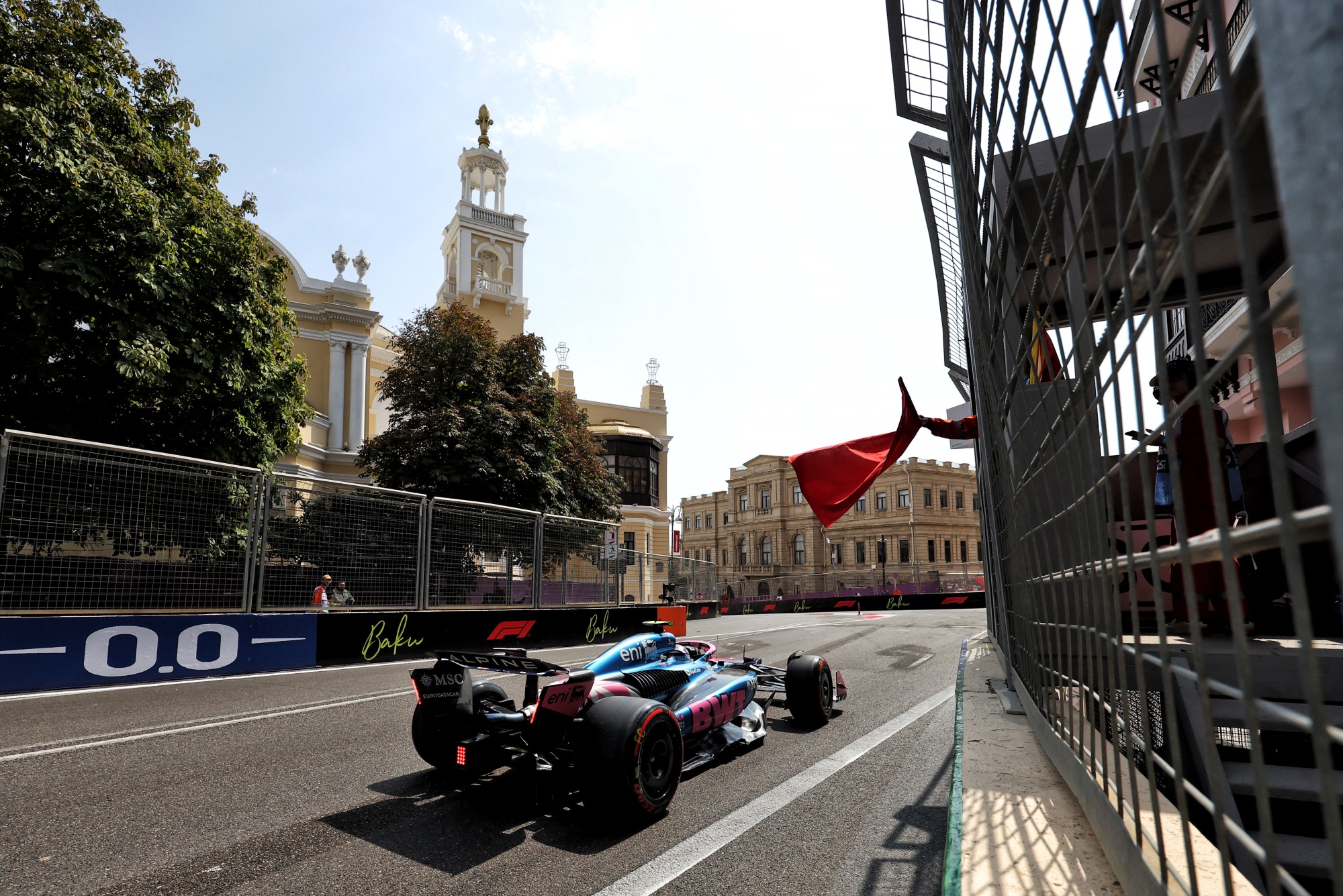 F1: "Prefiro arriscar do que ser lento", afirmou Colapinto após acidente em Baku Franco Colapinto (ARG) Alpine F1 Team A525 passes a red flag in the first practice session.