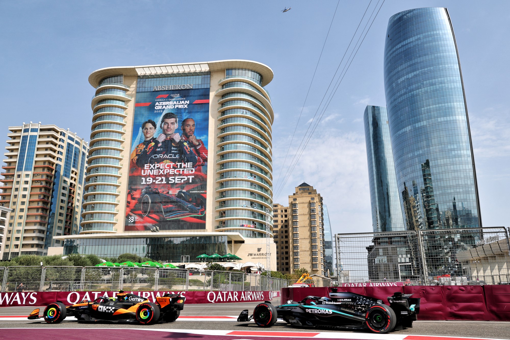 Galeria: Confira as imagens do primeiro dia da F1 no Azerbaijão Lando Norris (GBR) McLaren MCL39 and George Russell (GBR) Mercedes AMG F1 W16.