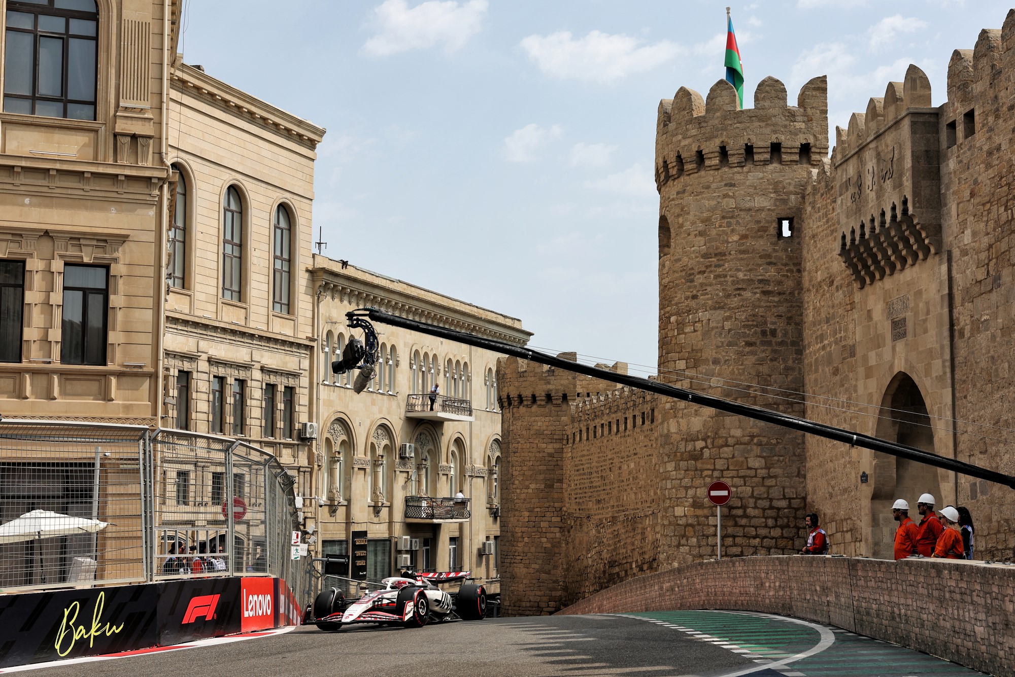 Galeria: Confira as imagens do primeiro dia da F1 no Azerbaijão Esteban Ocon (FRA) Haas VF-25.