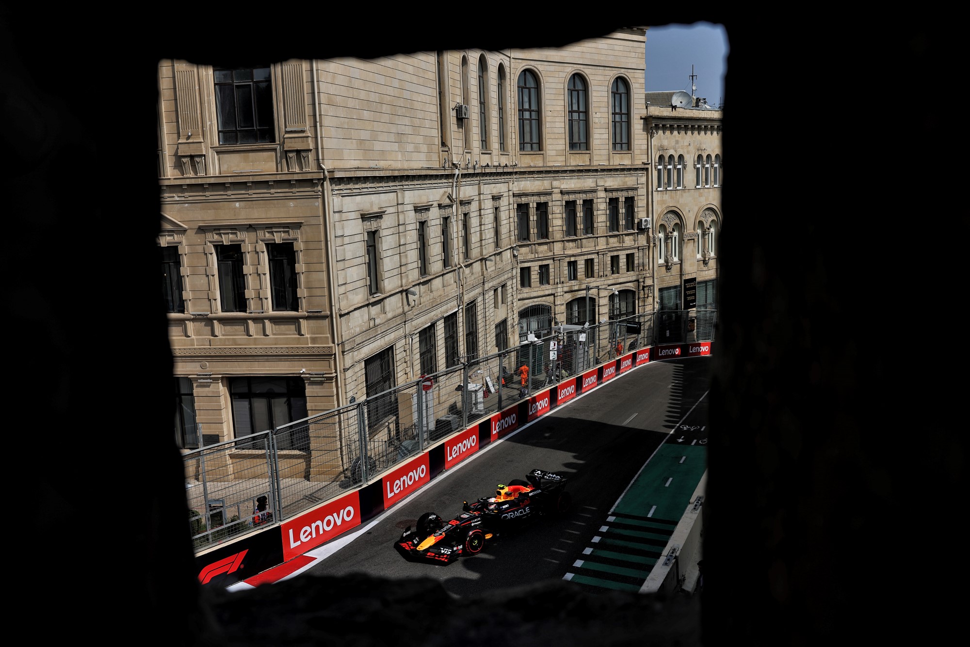 Galeria: Confira as imagens do primeiro dia da F1 no Azerbaijão Yuki Tsunoda (JPN) Red Bull Racing RB21.