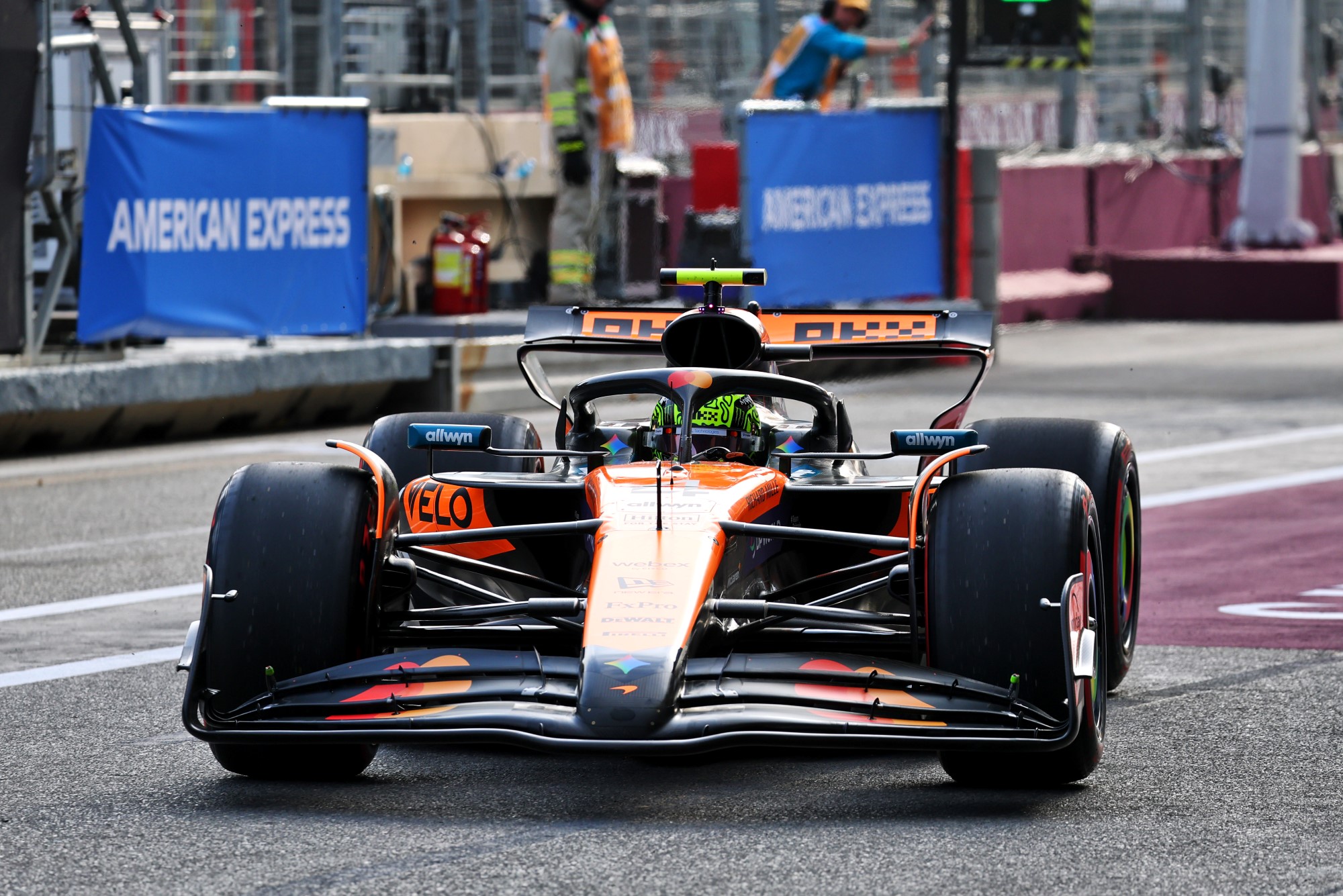 Galeria: Confira as imagens do primeiro dia da F1 no Azerbaijão Lando Norris (GBR) McLaren MCL39 in the pits with rear suspension damage.