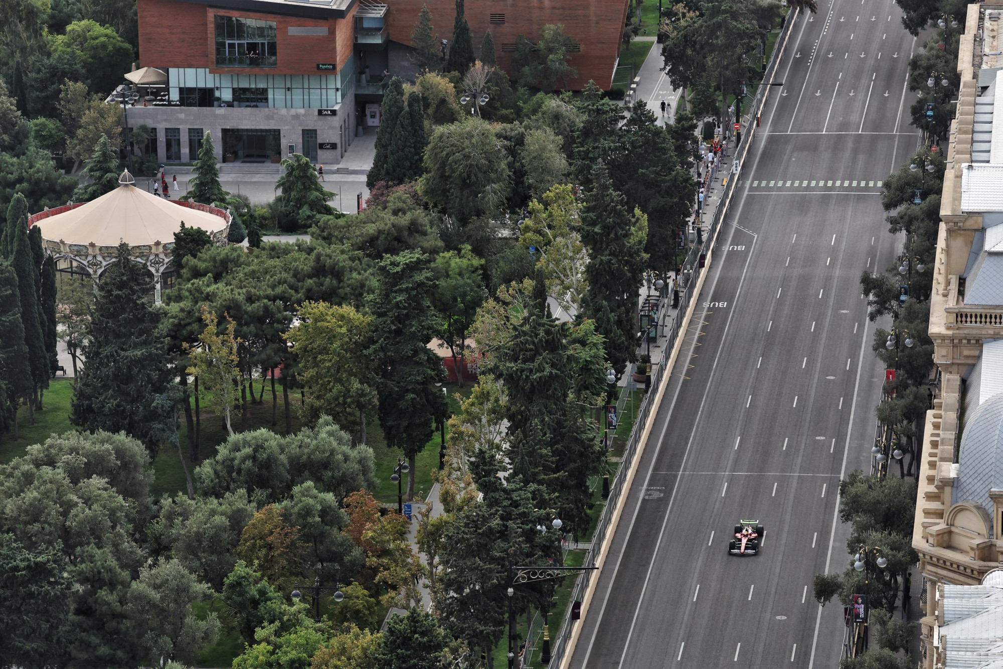 Galeria: Confira as imagens do primeiro dia da F1 no Azerbaijão Lewis Hamilton (GBR) Ferrari SF-25.