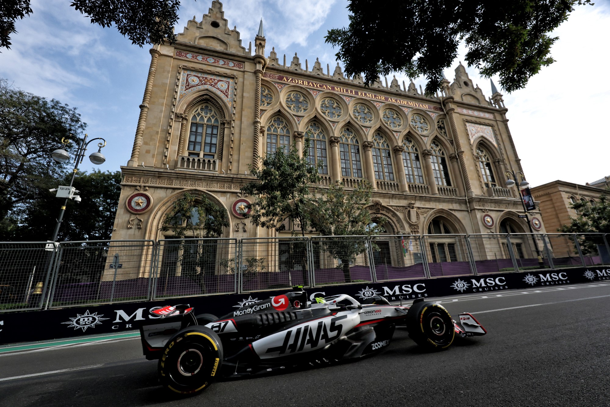 Galeria: Confira as imagens do primeiro dia da F1 no Azerbaijão Oliver Bearman (GBR) Haas VF-25.