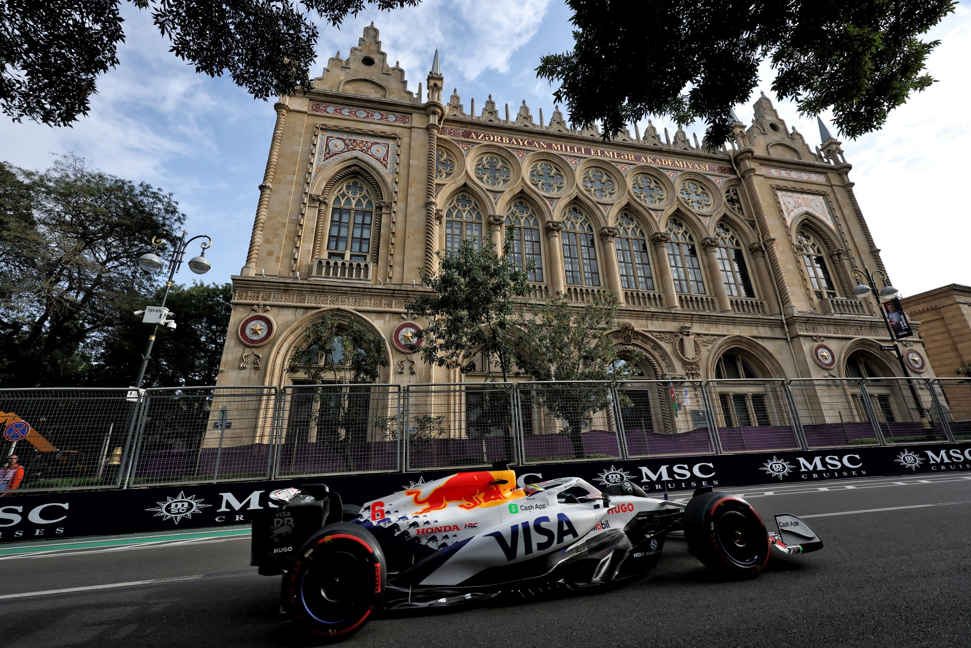 Galeria: Confira as imagens do primeiro dia da F1 no Azerbaijão Isack Hadjar (FRA) Racing Bulls VCARB 02.