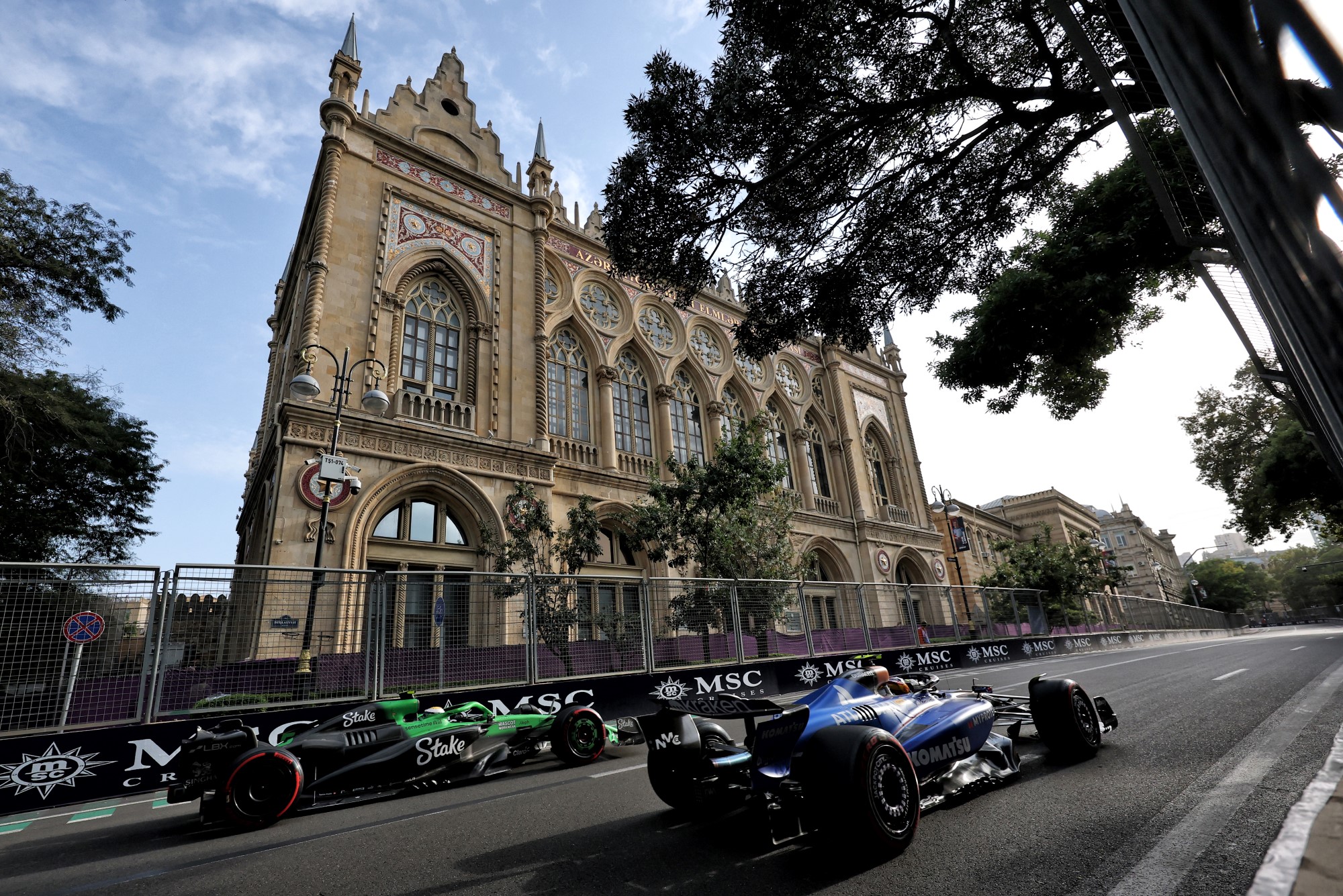 Galeria: Confira as imagens do primeiro dia da F1 no Azerbaijão Gabriel Bortoleto (BRA) Sauber C45 and Carlos Sainz (ESP) Atlassian Williams Racing FW47.