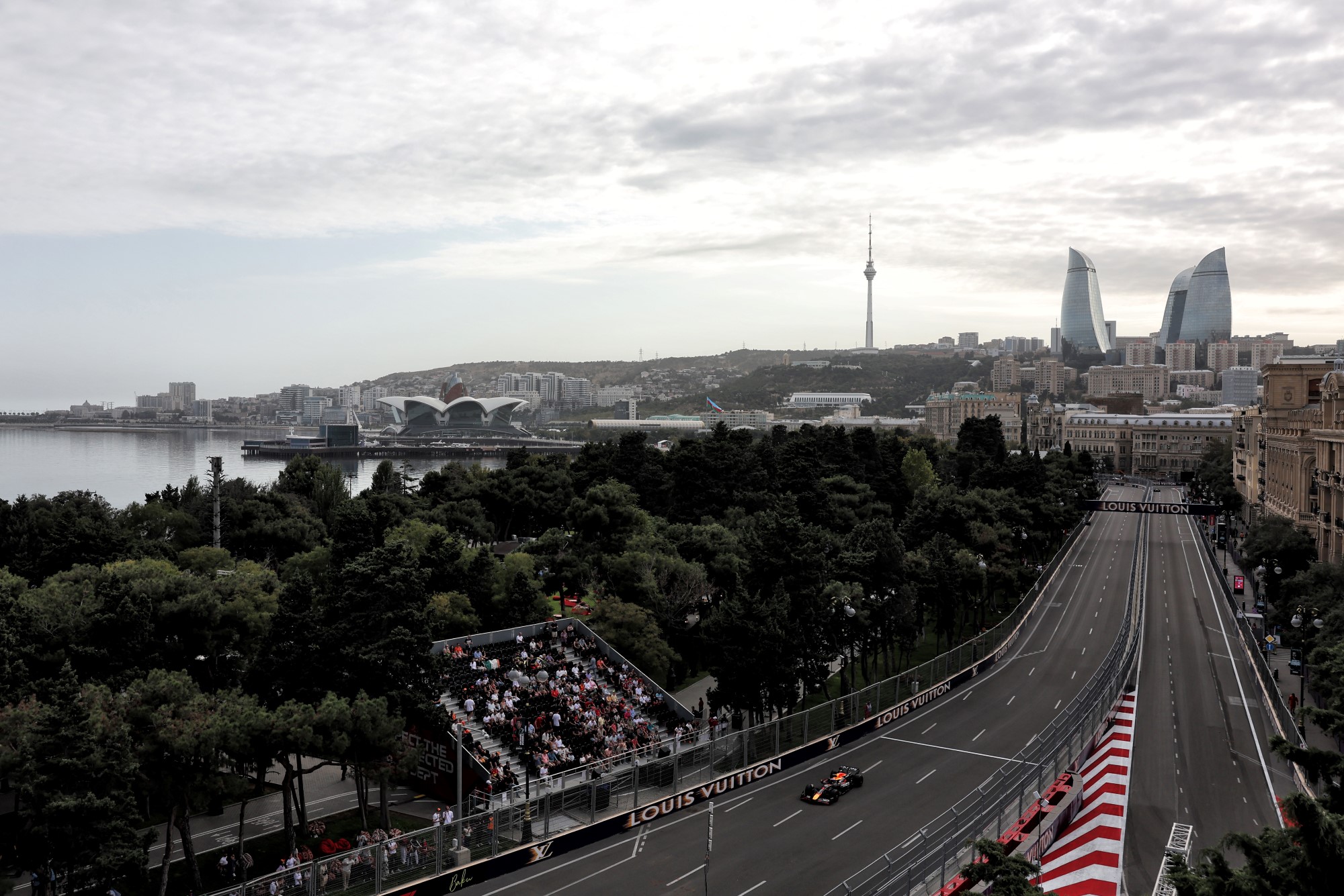 Galeria: Confira as imagens do primeiro dia da F1 no Azerbaijão Max Verstappen (NLD) Red Bull Racing RB21.