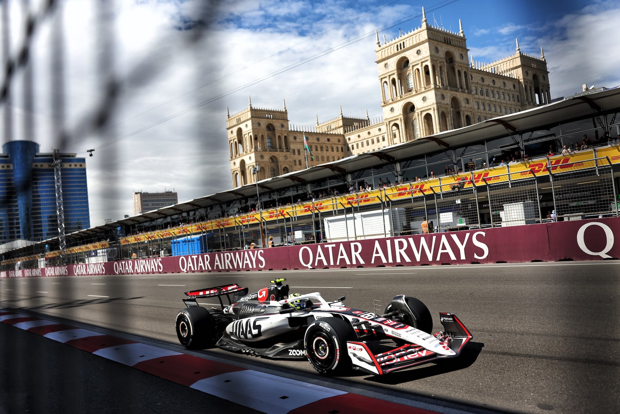 F1 hoje: Calor extremo em Singapura, Band recua e mercado ferve Oliver Bearman (GBR) Haas VF-25.