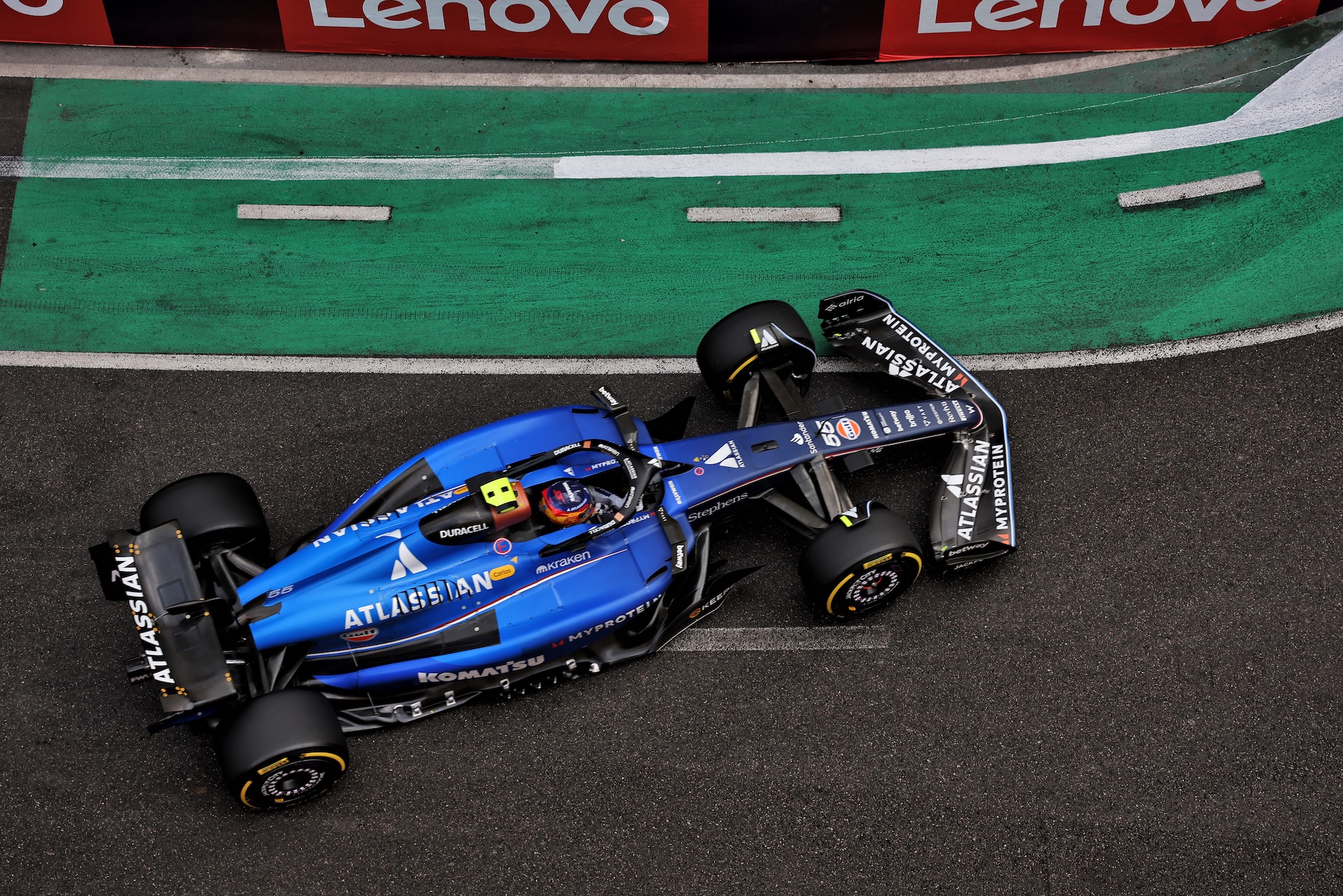 F1 responde críticas de Sainz sobre transmissão da TV em Singapura Carlos Sainz (ESP) Atlassian Williams Racing FW47.