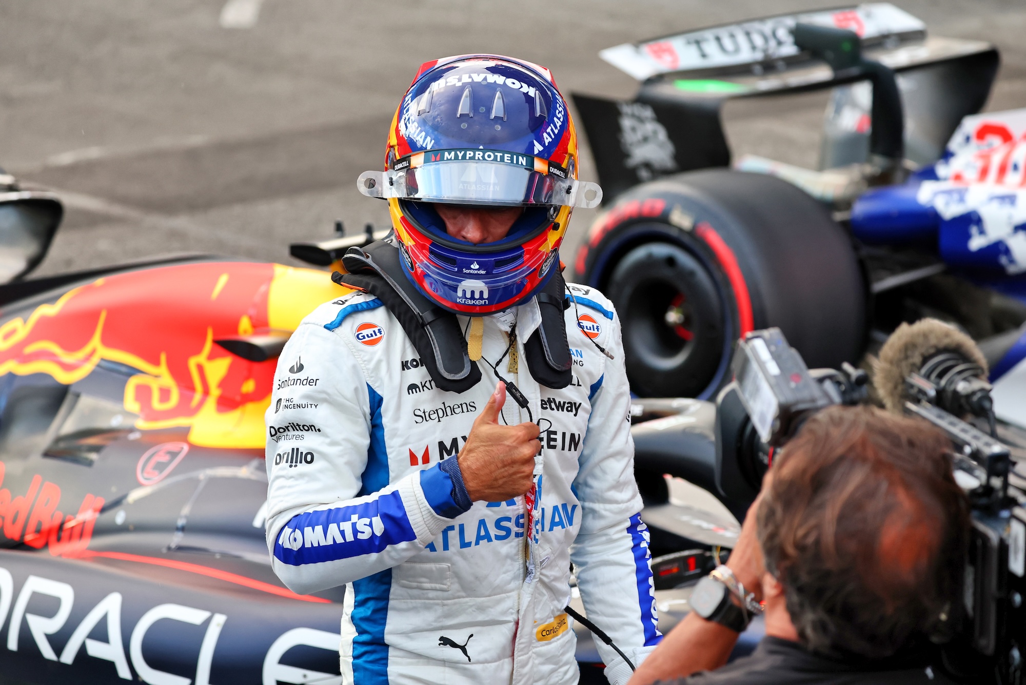 F1: Mal-estar afasta Carlos Sainz do dia de mídia do GP de São Paulo Carlos Sainz (ESP) Atlassian Williams Racing celebrates his second position in qualifying parc ferme.