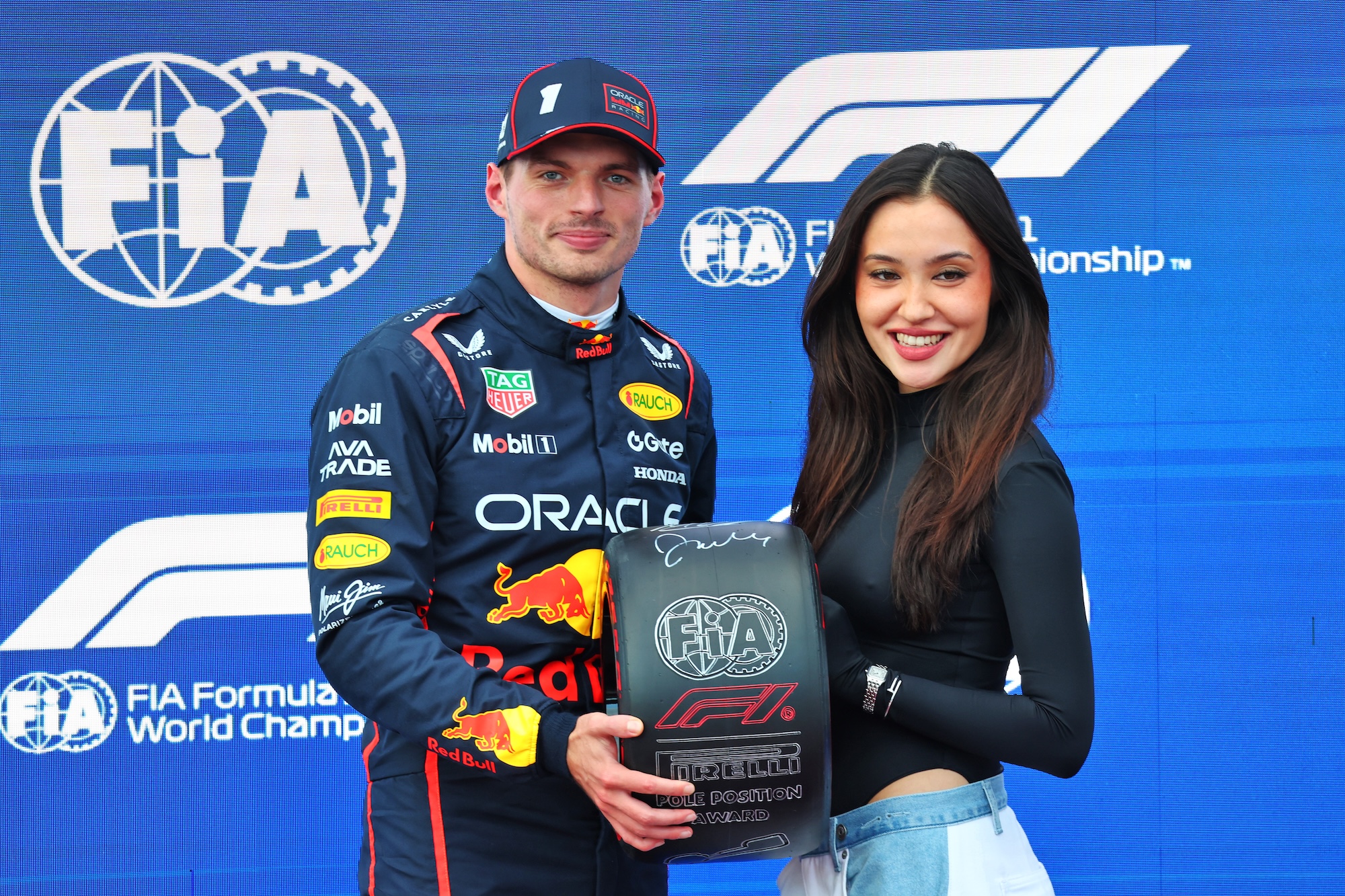 F1: Fotos do sábado do GP do Azerbaijão 2025 (L to R): Max Verstappen (NLD) Red Bull Racing receives the Pirelli Pole Position Award from Janelle Zharmenova (KAZ) Tik Toker in qualifying parc ferme.