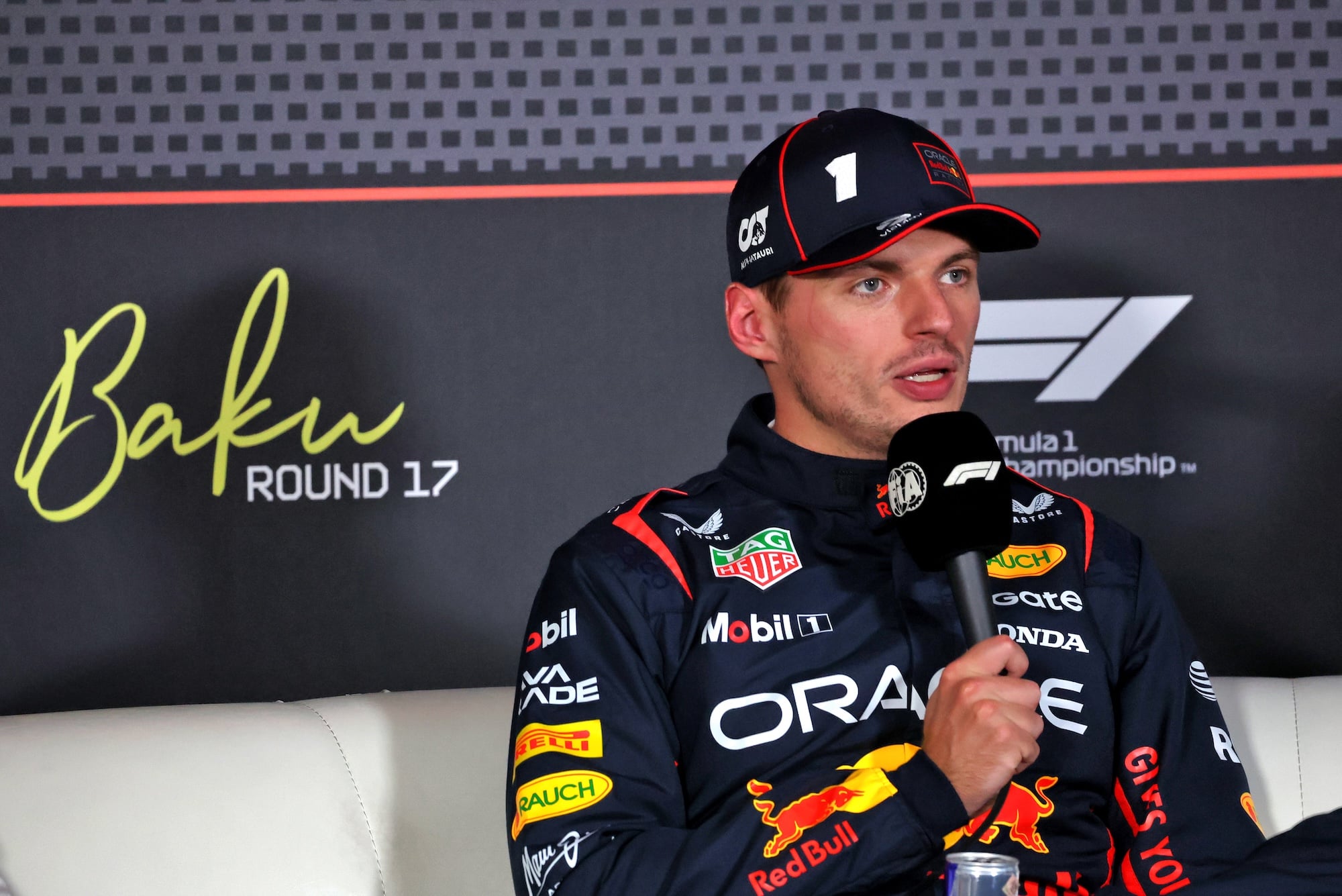 Verstappen projeta vantagem da Mercedes com novas regras de motores da F1 em 2026 Max Verstappen (NLD) Red Bull Racing in the post qualifying FIA Press Conference.
