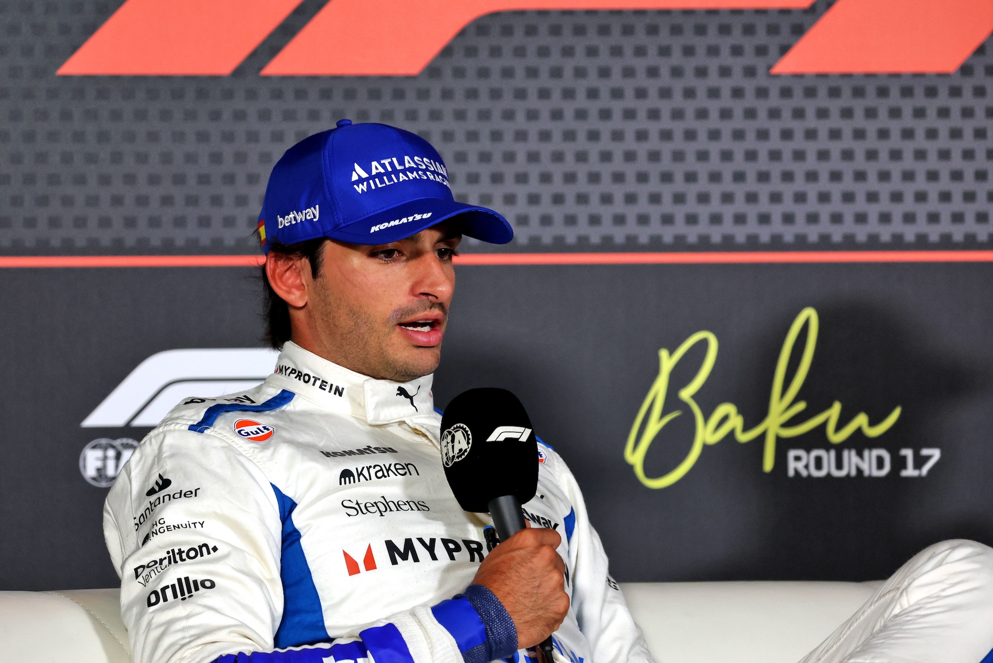 F1: Fotos do sábado do GP do Azerbaijão 2025 Carlos Sainz (ESP) Atlassian Williams Racing in the post qualifying FIA Press Conference.