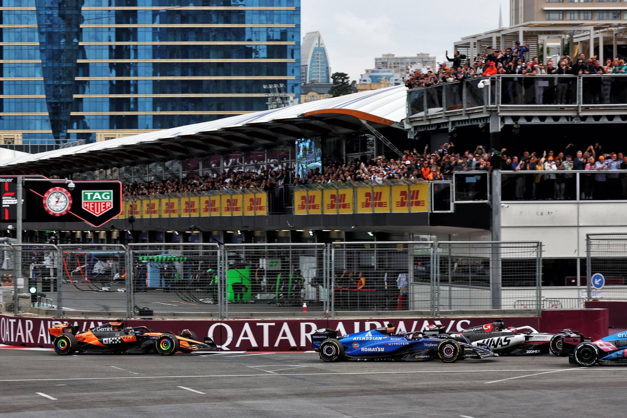 F1: Vento forte vira preocupação para equipes no GP do Azerbaijão Oscar Piastri (AUS) McLaren MCL39, last at the start of the race.