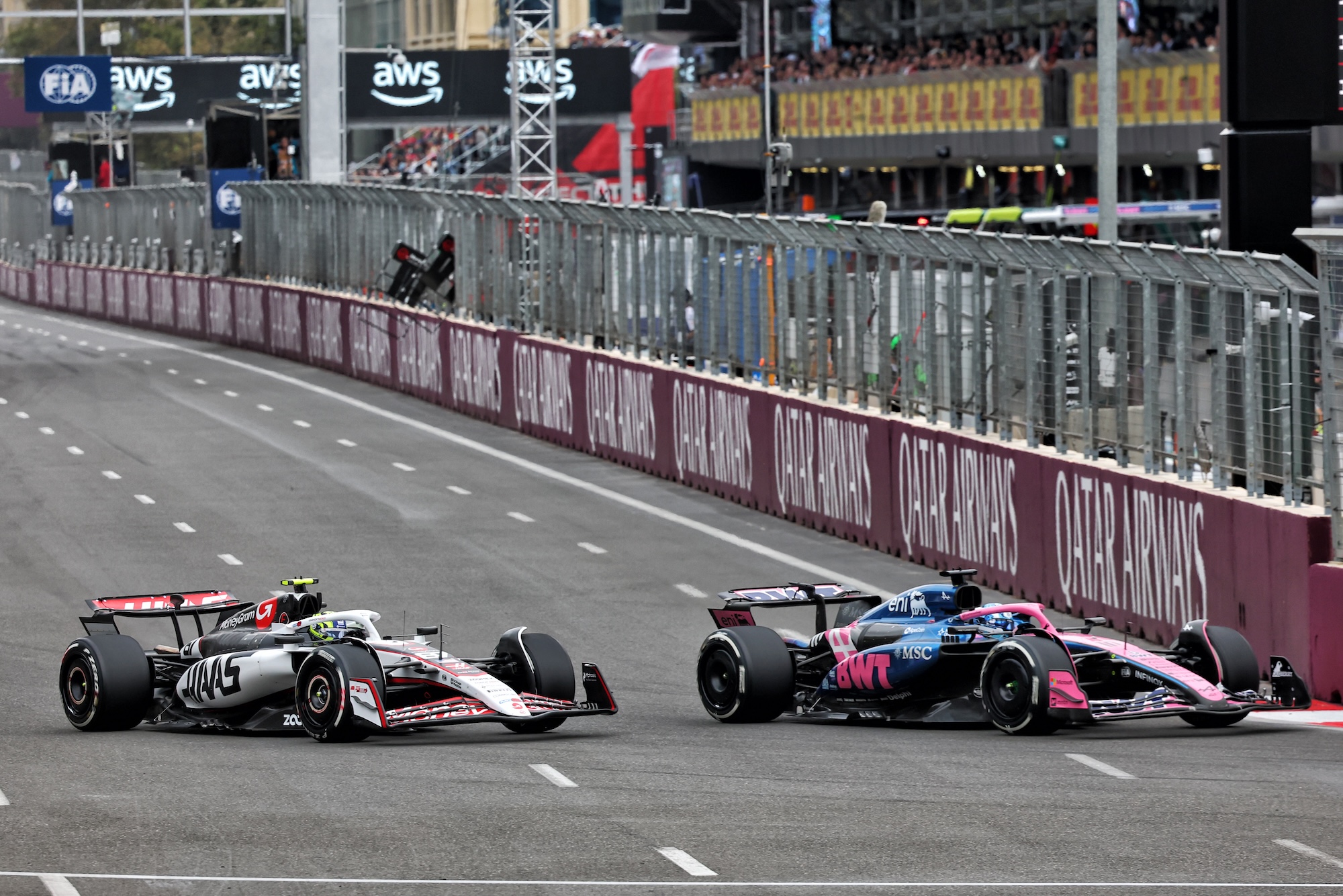 F1: Haas fala em carro rápido, mas reconhece que "não conseguimos fazer nada" em Baku Oliver Bearman (GBR) Haas VF-25 and Pierre Gasly (FRA) Alpine F1 Team A525 battle for position.