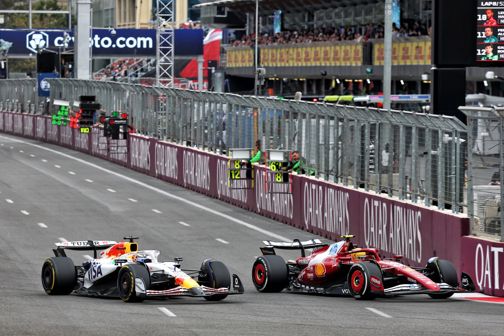 F1: Sainz iguala Prost e Verstappen conquista grand chelem em Baku Isack Hadjar (FRA) Racing Bulls VCARB 02 and Lewis Hamilton (GBR) Ferrari SF-25 battle for position.