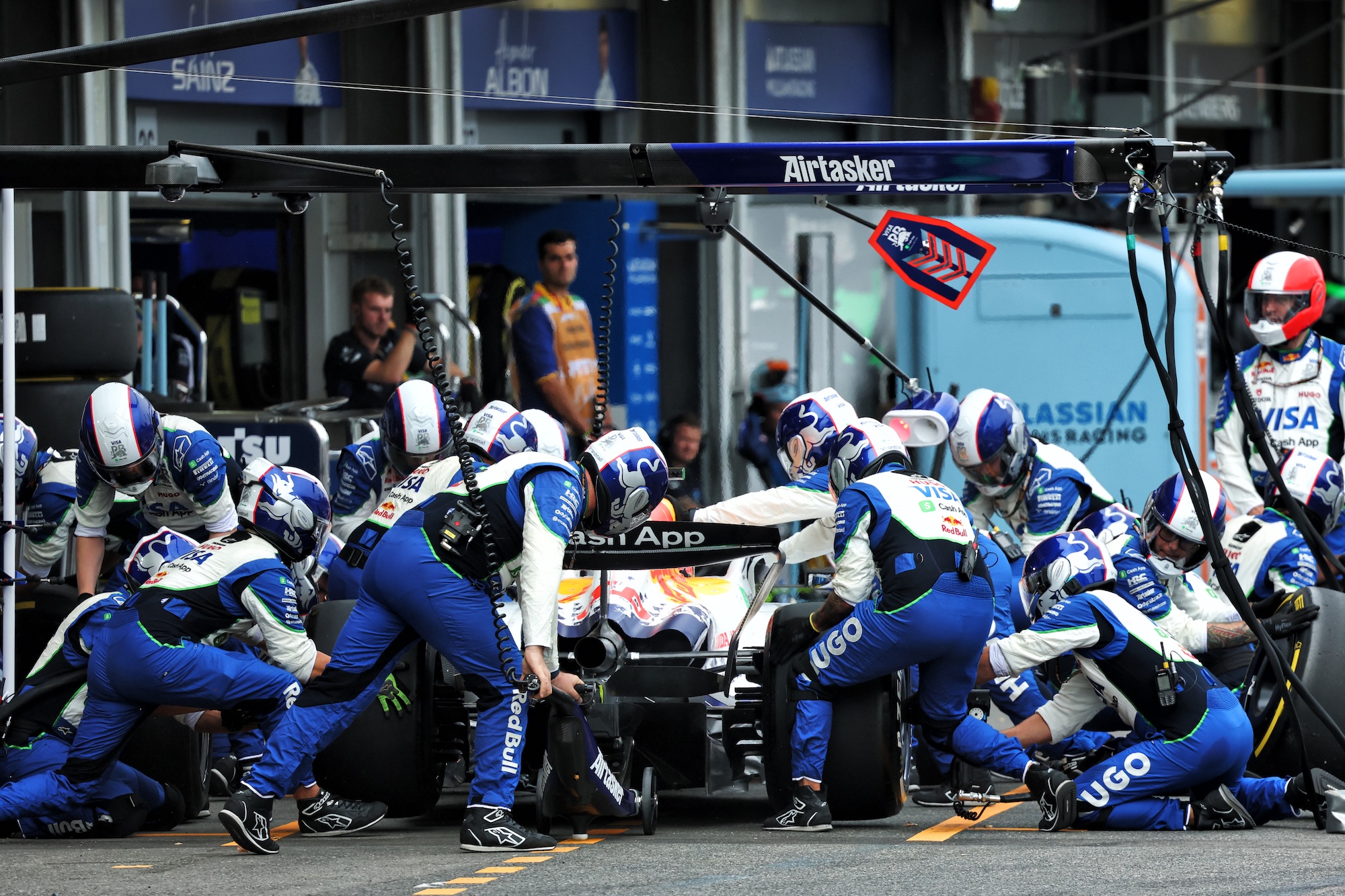 F1: Hadjar diz ter ficado bravo com erros cometidos no GP do Azerbaijão Isack Hadjar (FRA) Racing Bulls VCARB 02 makes a pit stop.