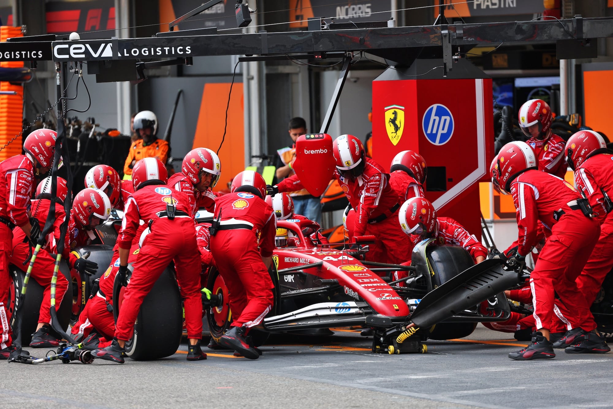 F1: No que ficar de olho no GP de Singapura 2025 neste domingo Lewis Hamilton (GBR) Ferrari SF-25 makes a pit stop.
