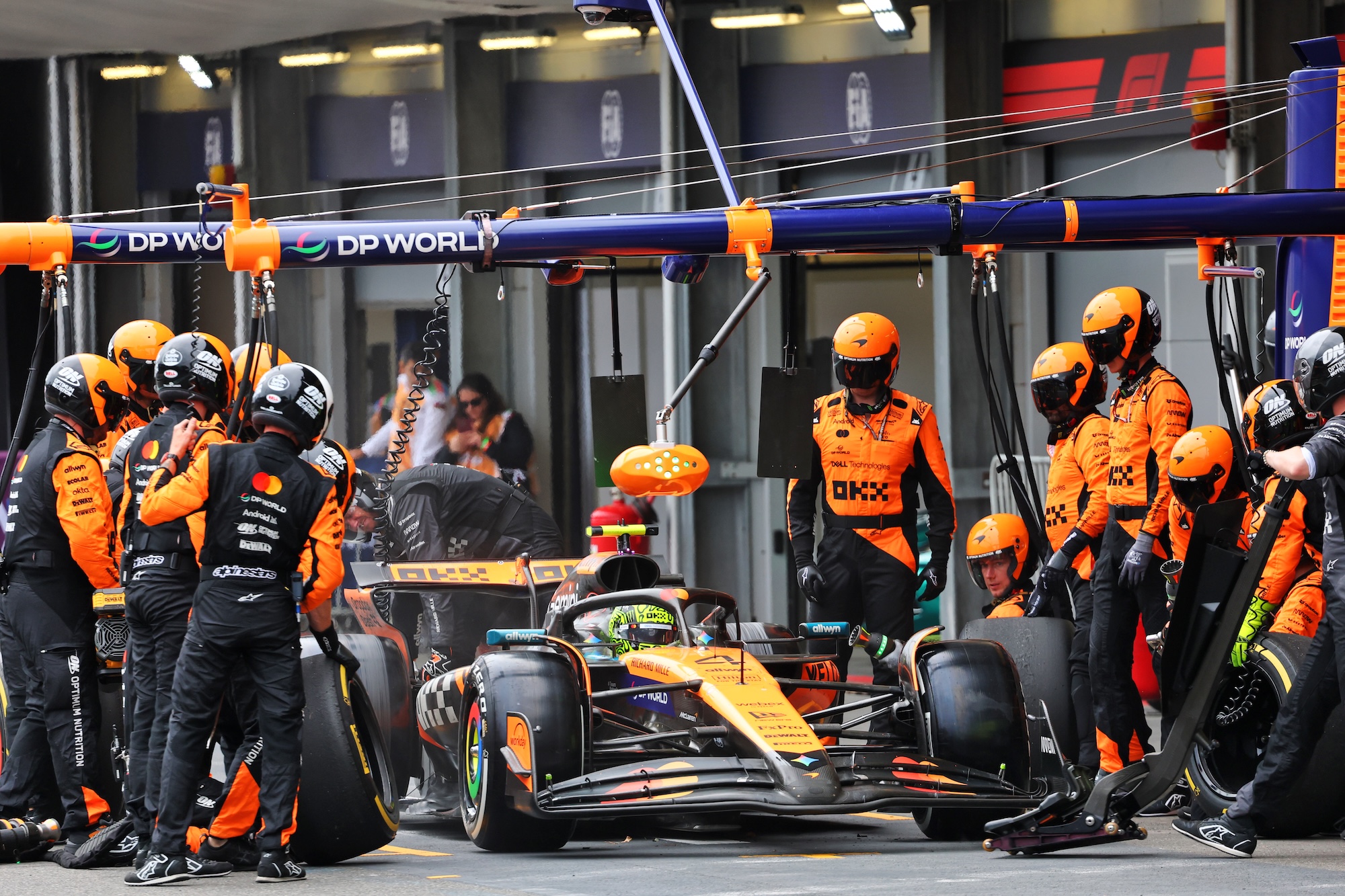 F1: Sainz iguala Prost e Verstappen conquista grand chelem em Baku Lando Norris (GBR) McLaren MCL39 makes a pit stop.