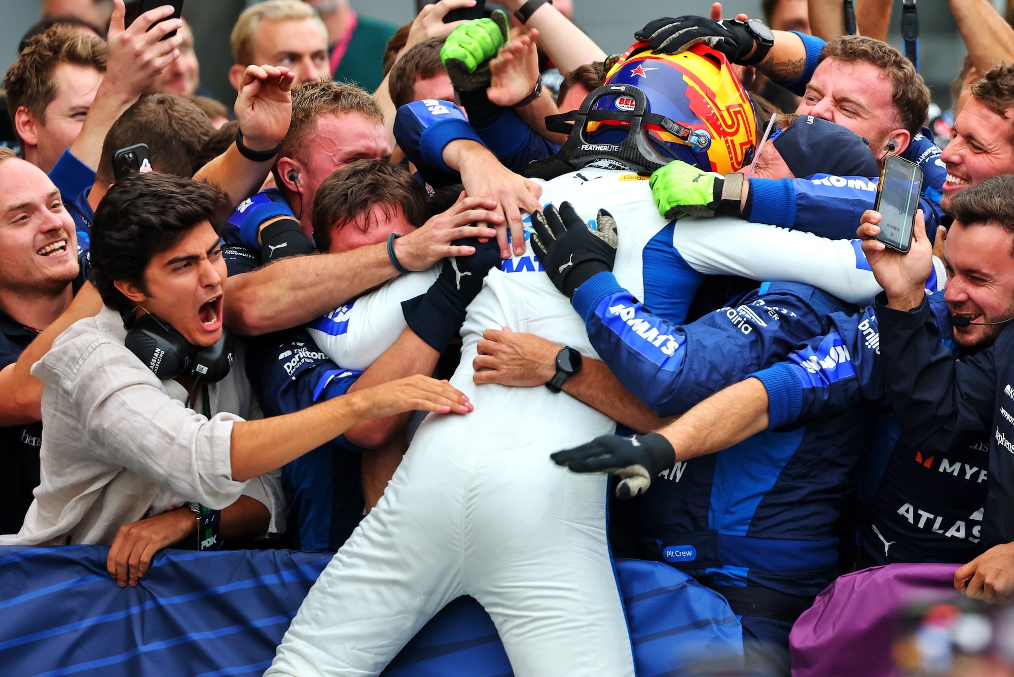 F1: Vowles cita momento "que significou o mundo" após pódio de Sainz em Baku Carlos Sainz (ESP) Atlassian Williams Racing celebrates his third position with the team in parc ferme.