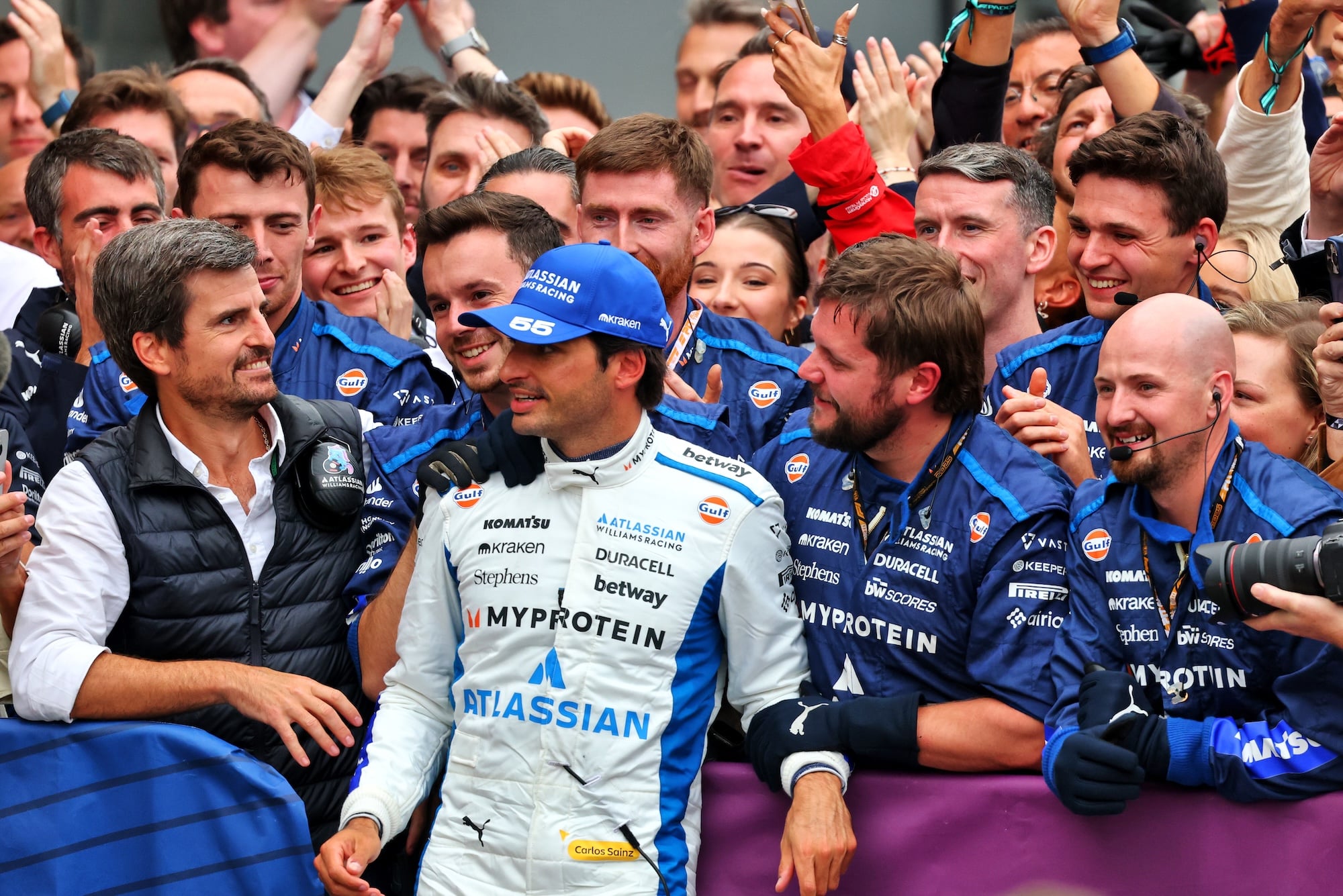F1: Saída de Sainz causou declínio da Ferrari, diz Villeneuve Carlos Sainz (ESP) Atlassian Williams Racing celebrates his third position with the team in parc ferme.