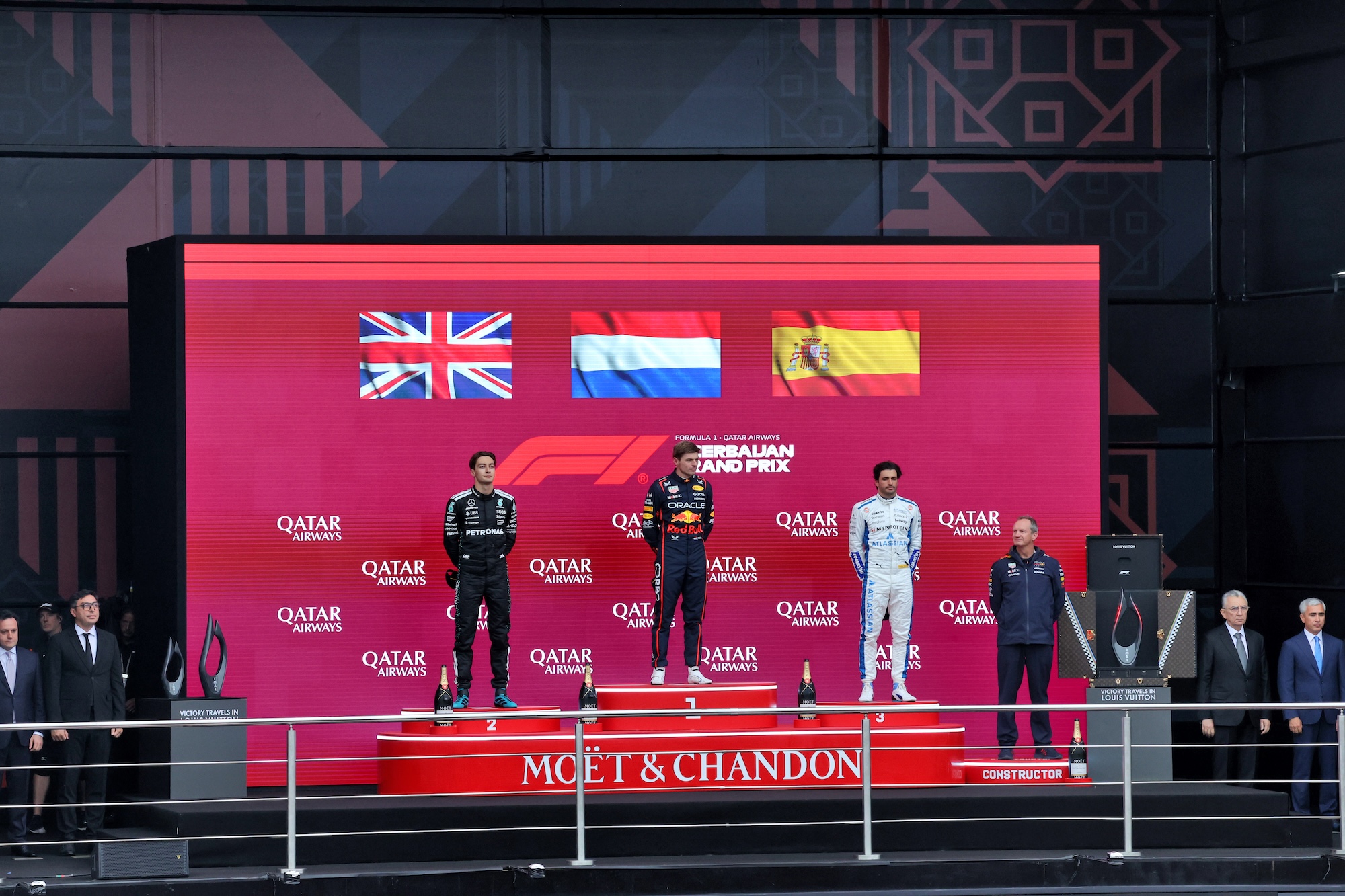 F1: Wolff comenta chance de Russell enfrentar Verstappen por vitória em Baku The podium (L to R): George Russell (GBR) Mercedes AMG F1, second; Max Verstappen (NLD) Red Bull Racing, race winner; Carlos Sainz (ESP) Atlassian Williams Racing, third.