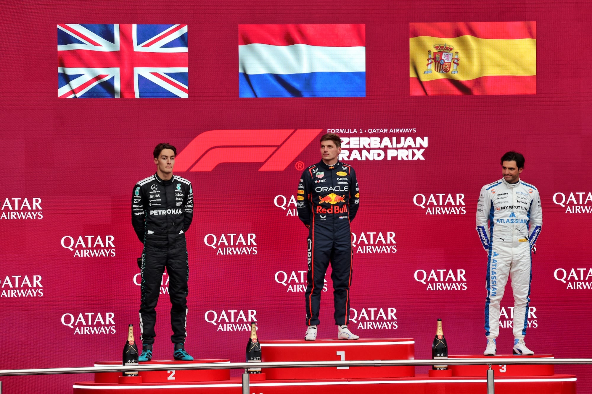 Fórmula 1: Russell atualiza estado de saúde após problema em Baku The podium (L to R): George Russell (GBR) Mercedes AMG F1, second; Max Verstappen (NLD) Red Bull Racing, race winner; Carlos Sainz (ESP) Atlassian Williams Racing, third.