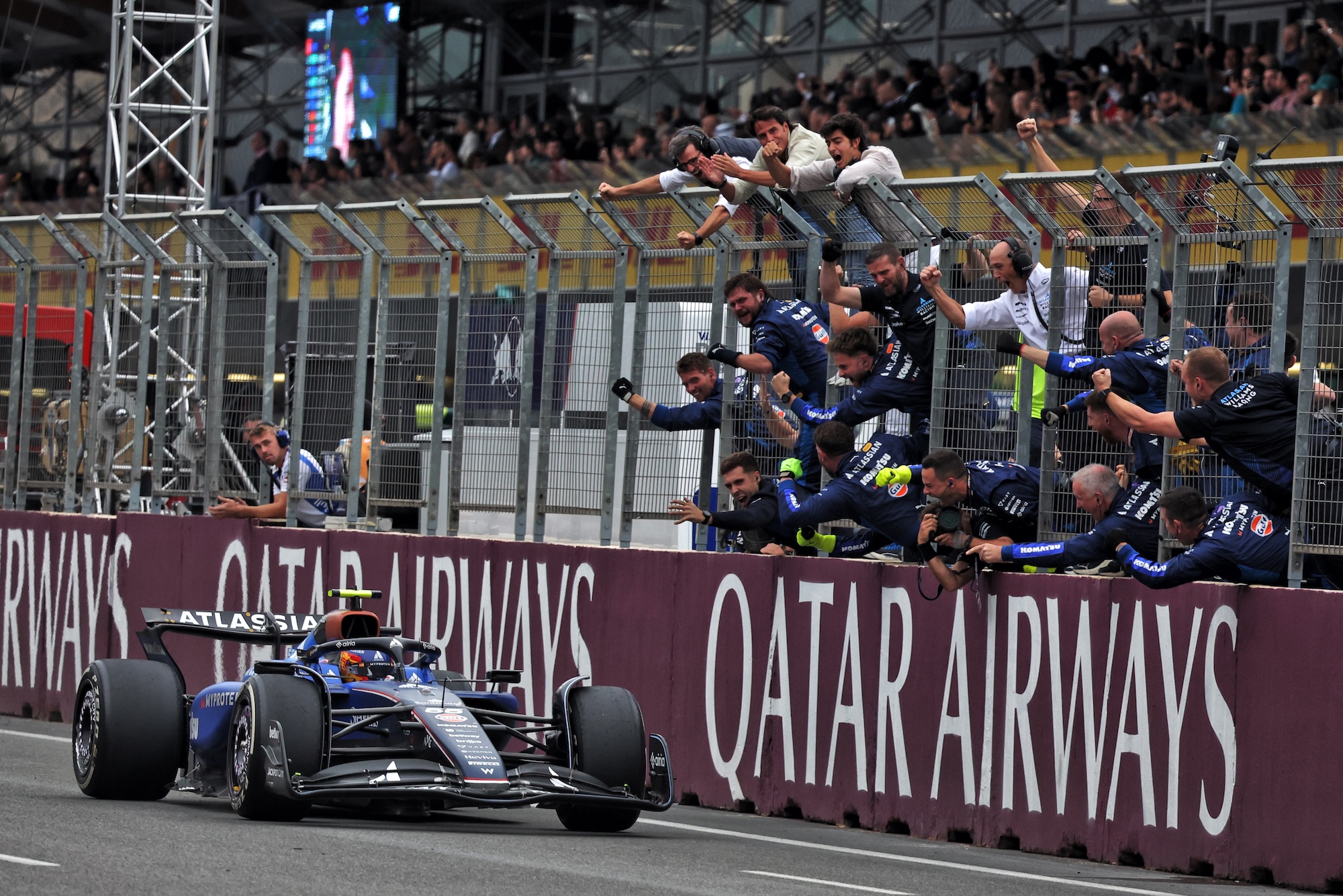 F1: Vowles alerta para “choque de realidade” da Williams em Singapura Third placed Carlos Sainz (ESP) Atlassian Williams Racing passes the team at the end of the race.