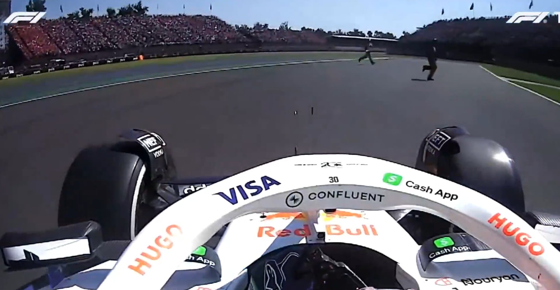 F1: Fiscais atravessam na frente de Lawson durante GP do México