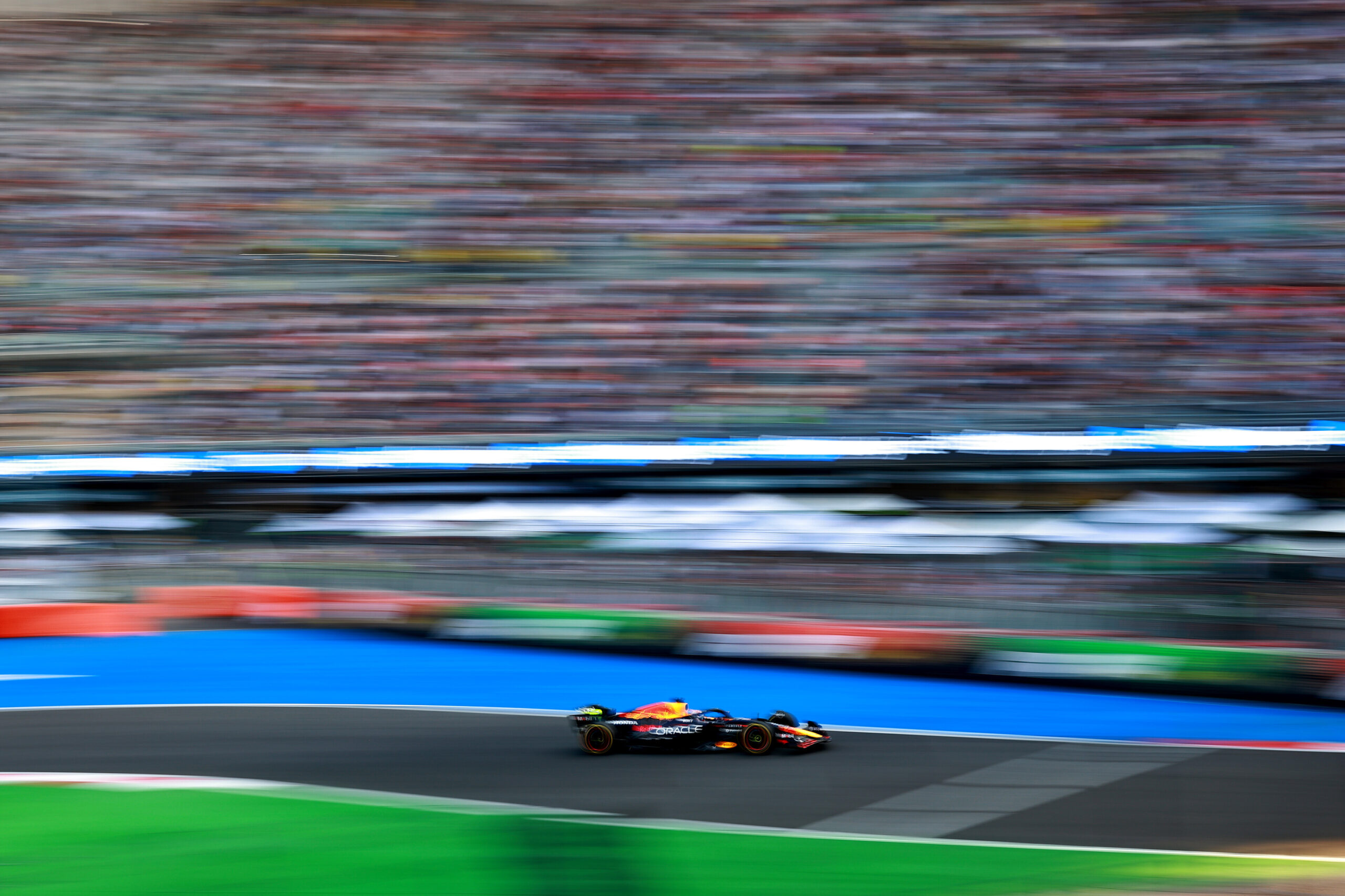 F1: Verstappen lidera, mas reclama do RB21 no México: "Falta de aderência me preocupa" F1: Verstappen lidera, mas reclama do RB21 no México: "Falta de aderência me preocupa"