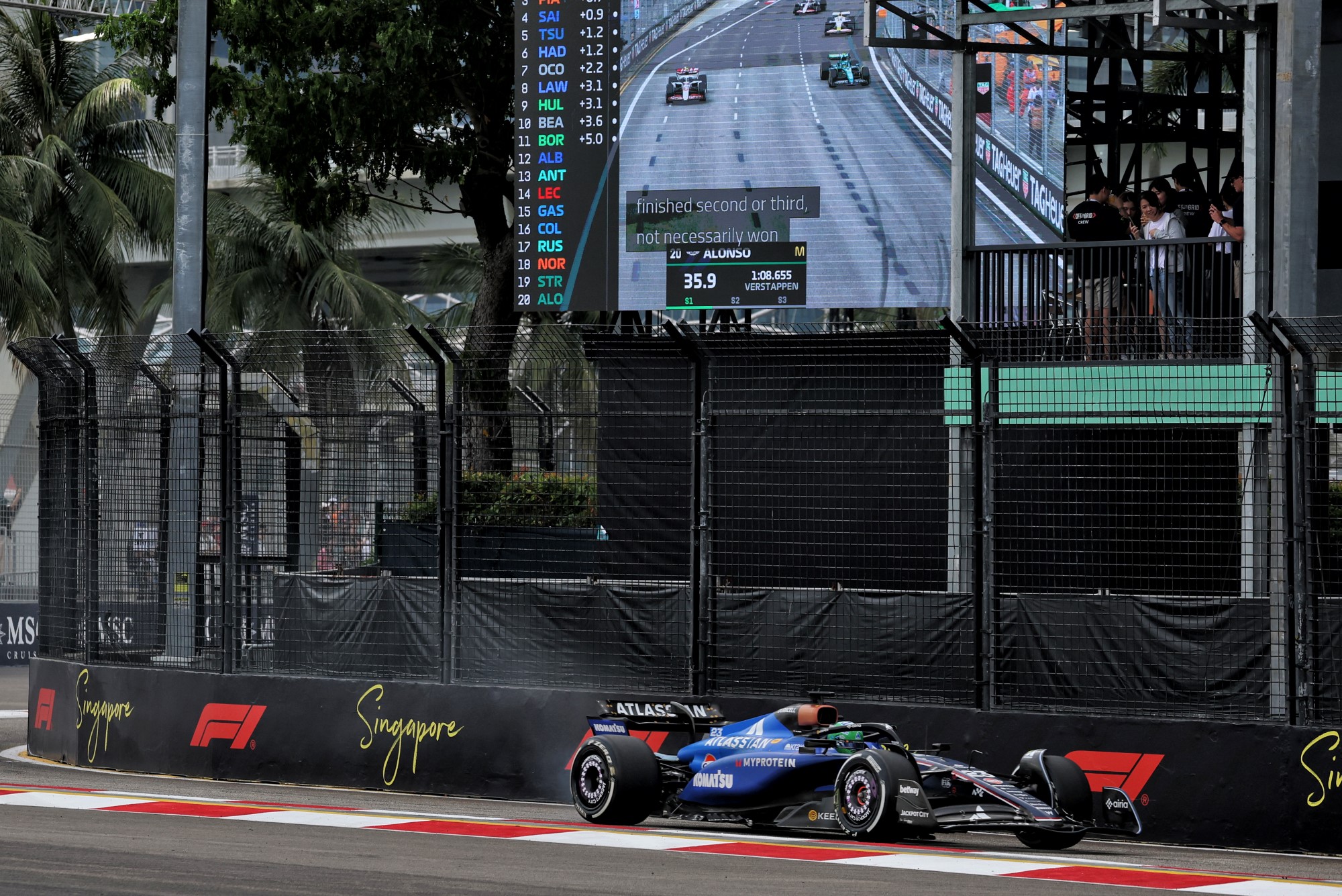 F1: As imagens dos primeiros treinos do GP de Singapura Alexander Albon (THA) Atlassian Williams Racing FW47 heads into the pits with smoking brakes in the first practice session.