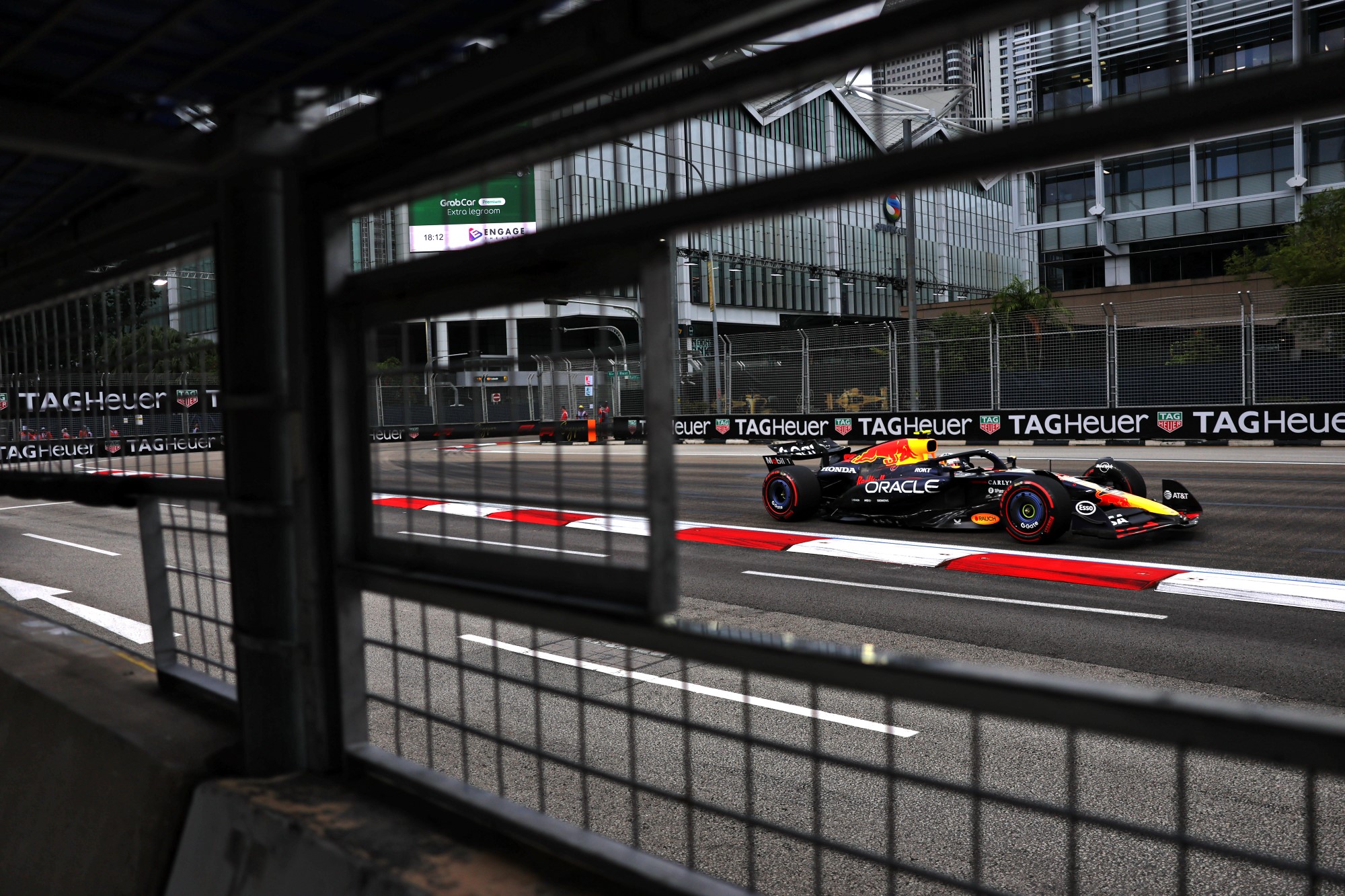 F1: As imagens dos primeiros treinos do GP de Singapura Yuki Tsunoda (JPN) Red Bull Racing RB21.