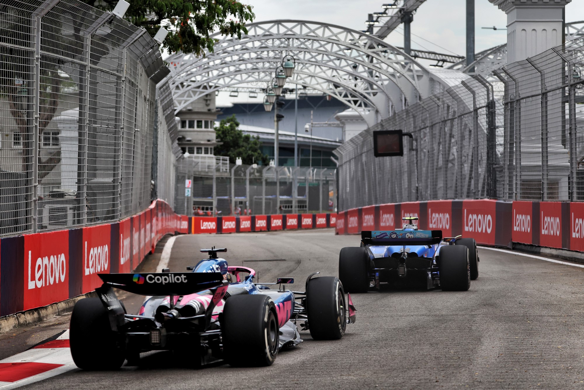 F1: As imagens dos primeiros treinos do GP de Singapura Carlos Sainz (ESP) Atlassian Williams Racing FW47 leads Pierre Gasly (FRA) Alpine F1 Team A525.