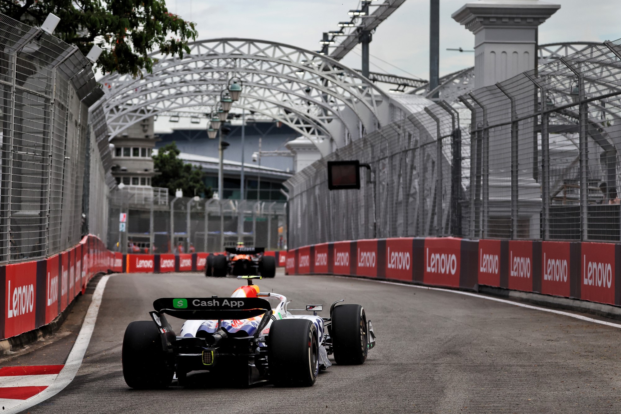 F1: As imagens dos primeiros treinos do GP de Singapura Liam Lawson (NZL) Racing Bulls VCARB 02.
