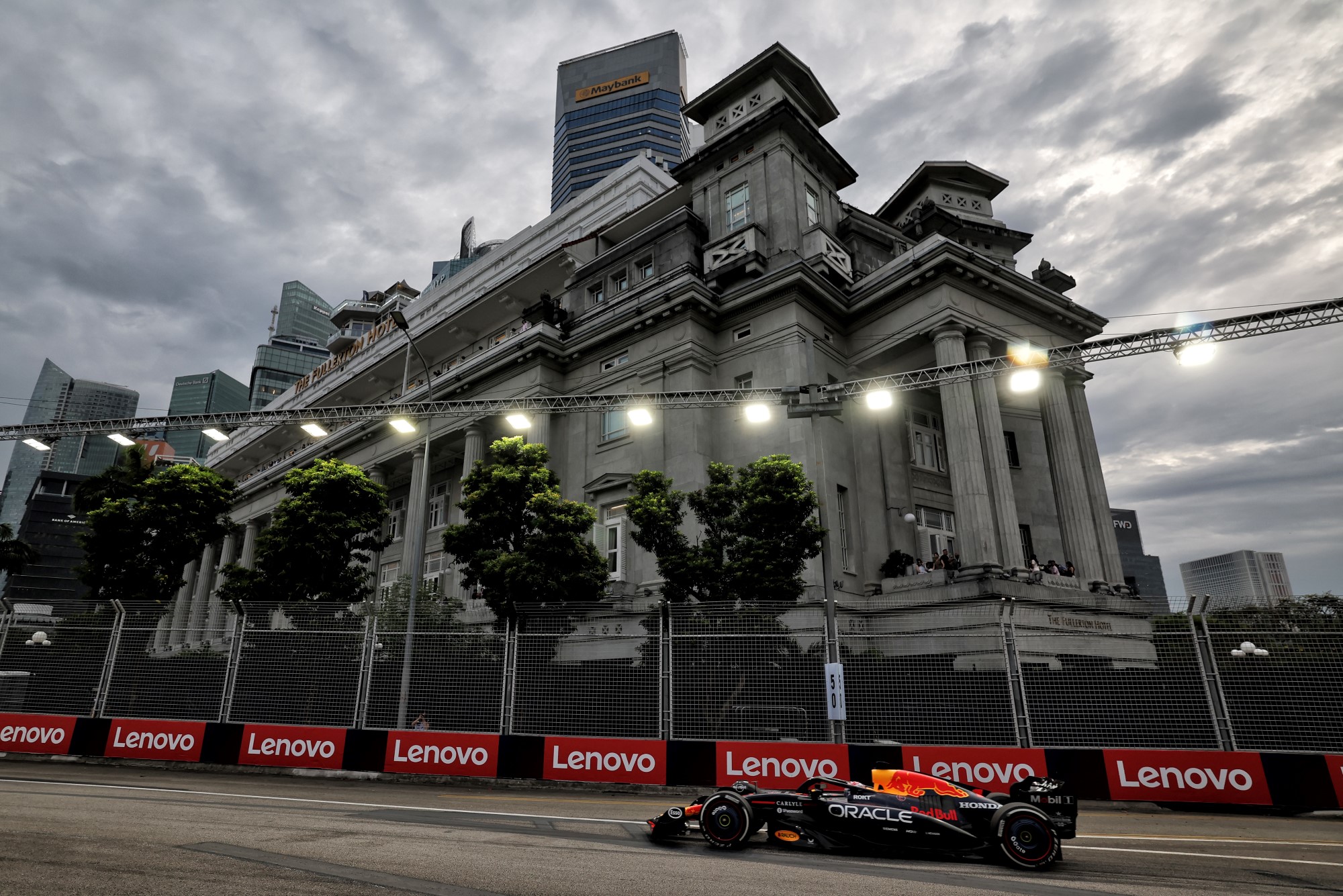 F1: As imagens dos primeiros treinos do GP de Singapura Max Verstappen (NLD) Red Bull Racing RB21.