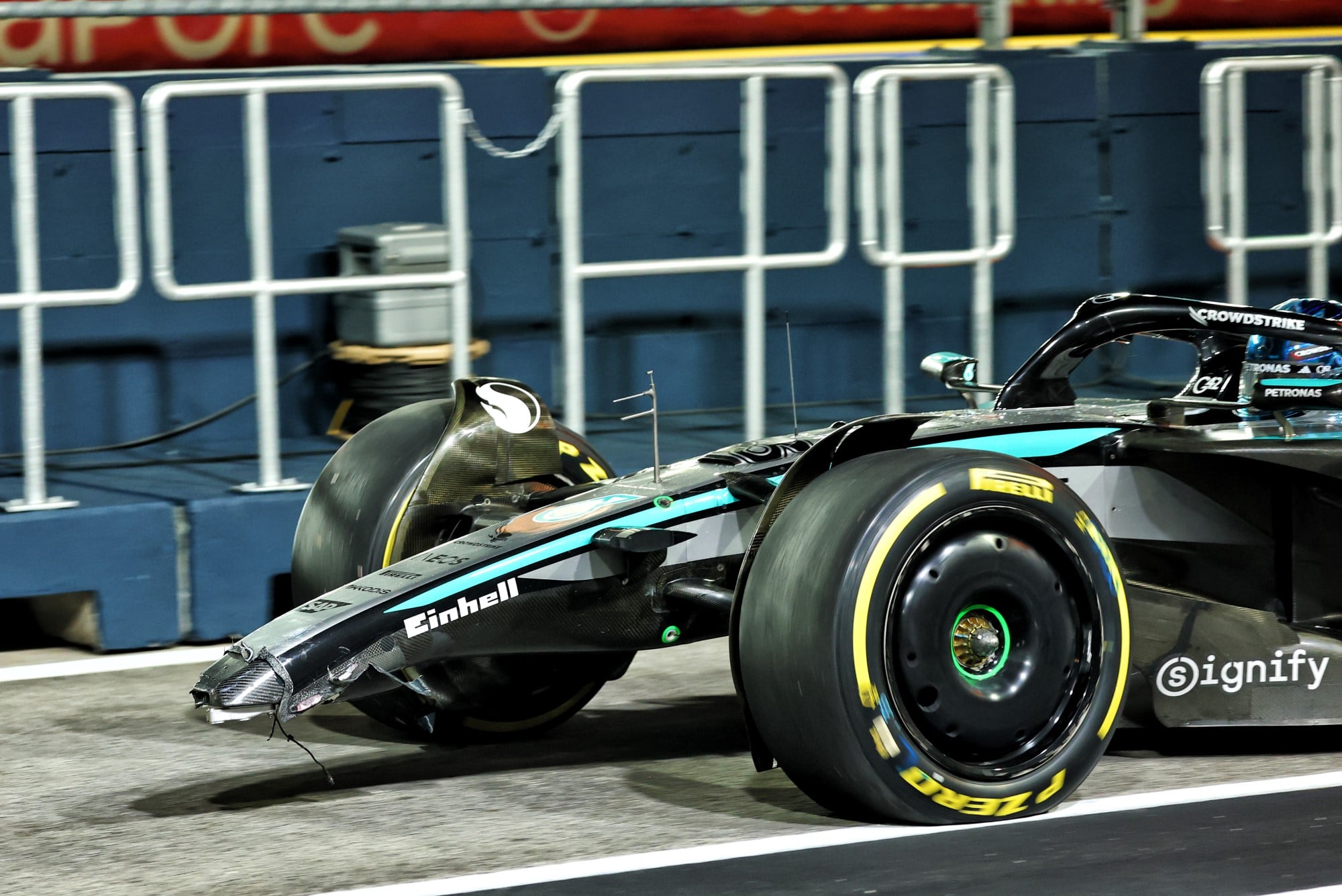 F1: Russell sobre negociação de contratos: "Tem pilotos com um pouco mais de poder" George Russell (GBR) Mercedes AMG F1 W16 with a broken front wing after crashing in the second practice session.