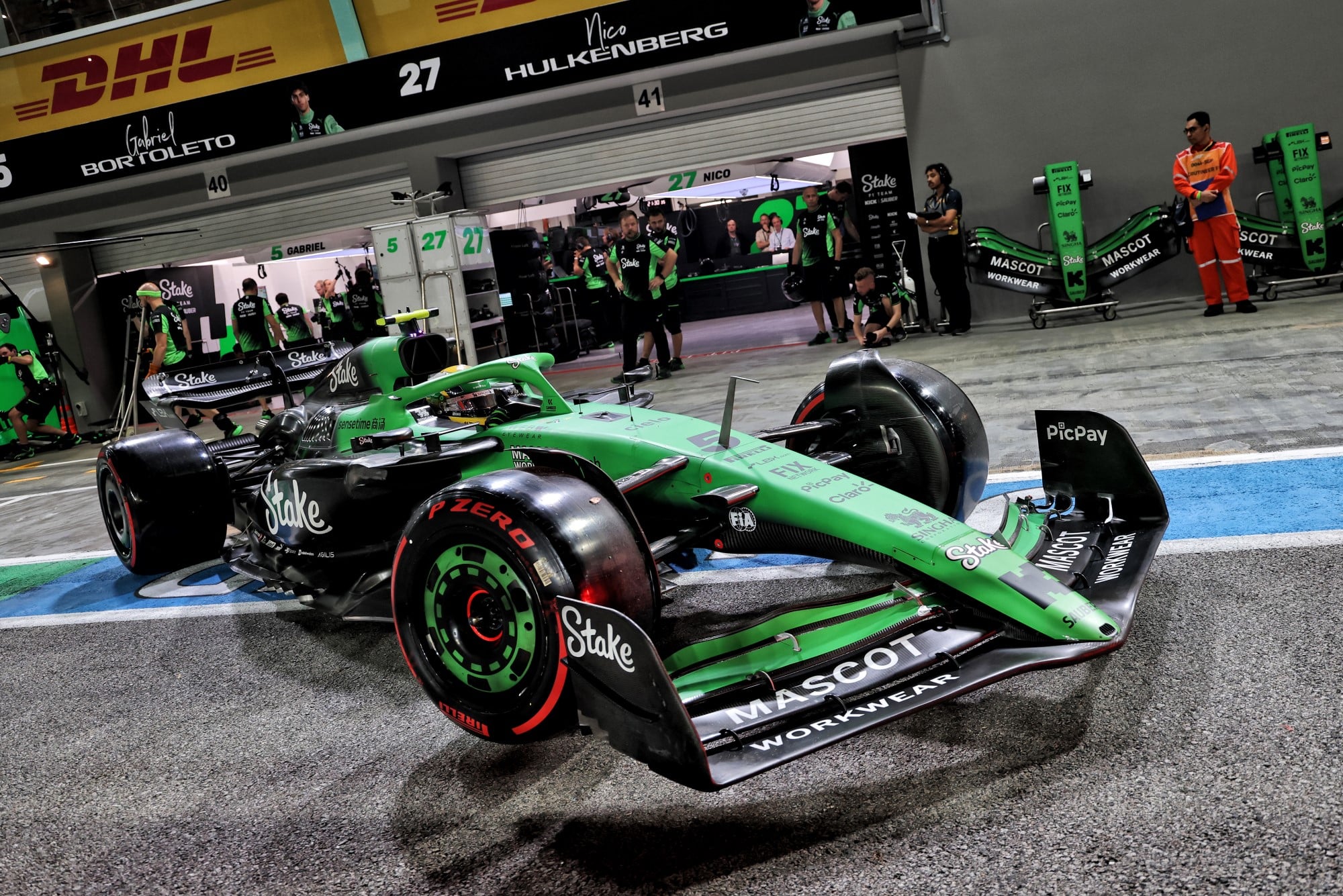 F1: Bortoleto fica no Q1 por bandeira amarela e sai em 16º em Singapura Gabriel Bortoleto (BRA) Sauber C45 in the pits.