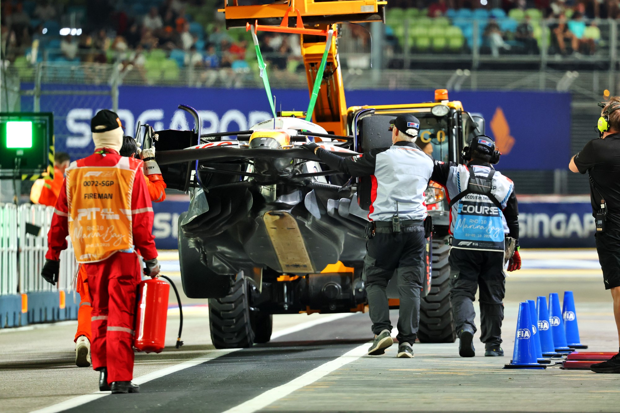 F1: As imagens dos primeiros treinos do GP de Singapura The Racing Bulls VCARB 02 of Liam Lawson (NZL) is recovered back to the pits after he crashed in the second practice session.