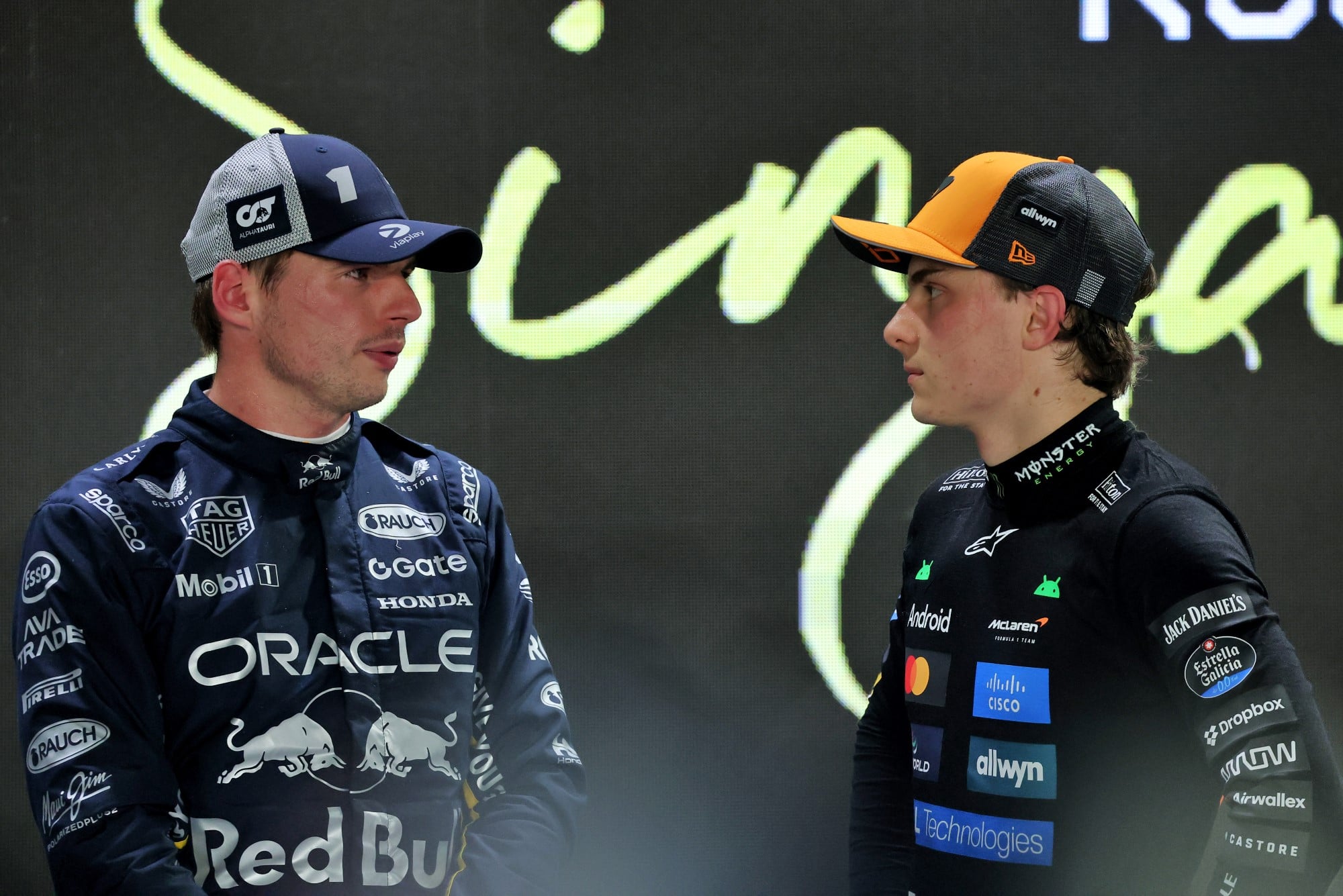 F1: Wolff vê que 'azarão' pelo título tem uma "pequena vantagem psicológica" (L to R): Max Verstappen (NLD) Red Bull Racing with Oscar Piastri (AUS) McLaren in qualifying parc ferme.