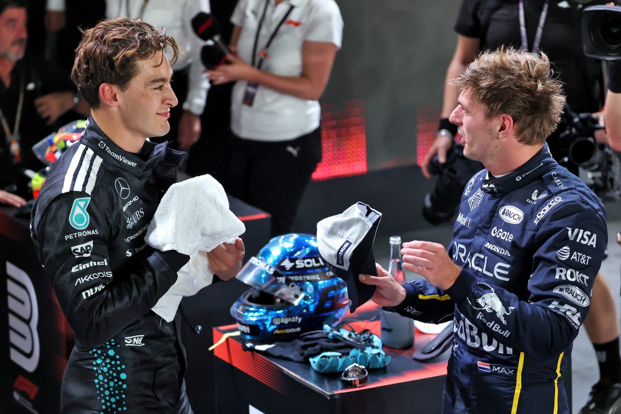 F1: Russell revela vontade em disputar em Nürburgring e ventila dupla com Verstappen (L to R): Pole sitter George Russell (GBR) Mercedes AMG F1 in qualifying parc ferme with second placed Max Verstappen (NLD) Red Bull Racing.