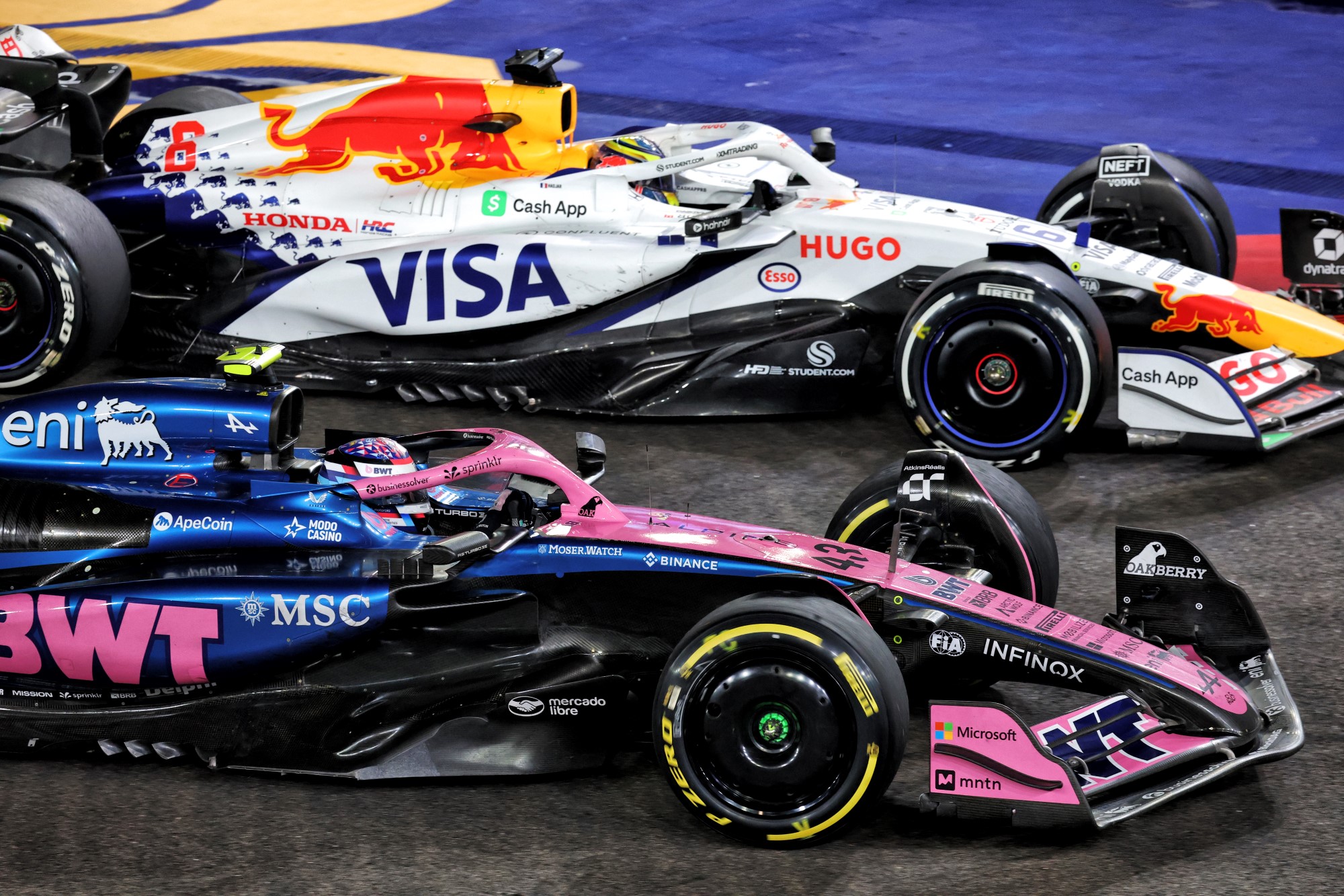 F1: Alpine lamenta corrida difícil no GP de Singapura: "Nem perto de onde deveríamos" Franco Colapinto (ARG) Alpine F1 Team A525 and Isack Hadjar (FRA) Racing Bulls VCARB 02 battle for position.