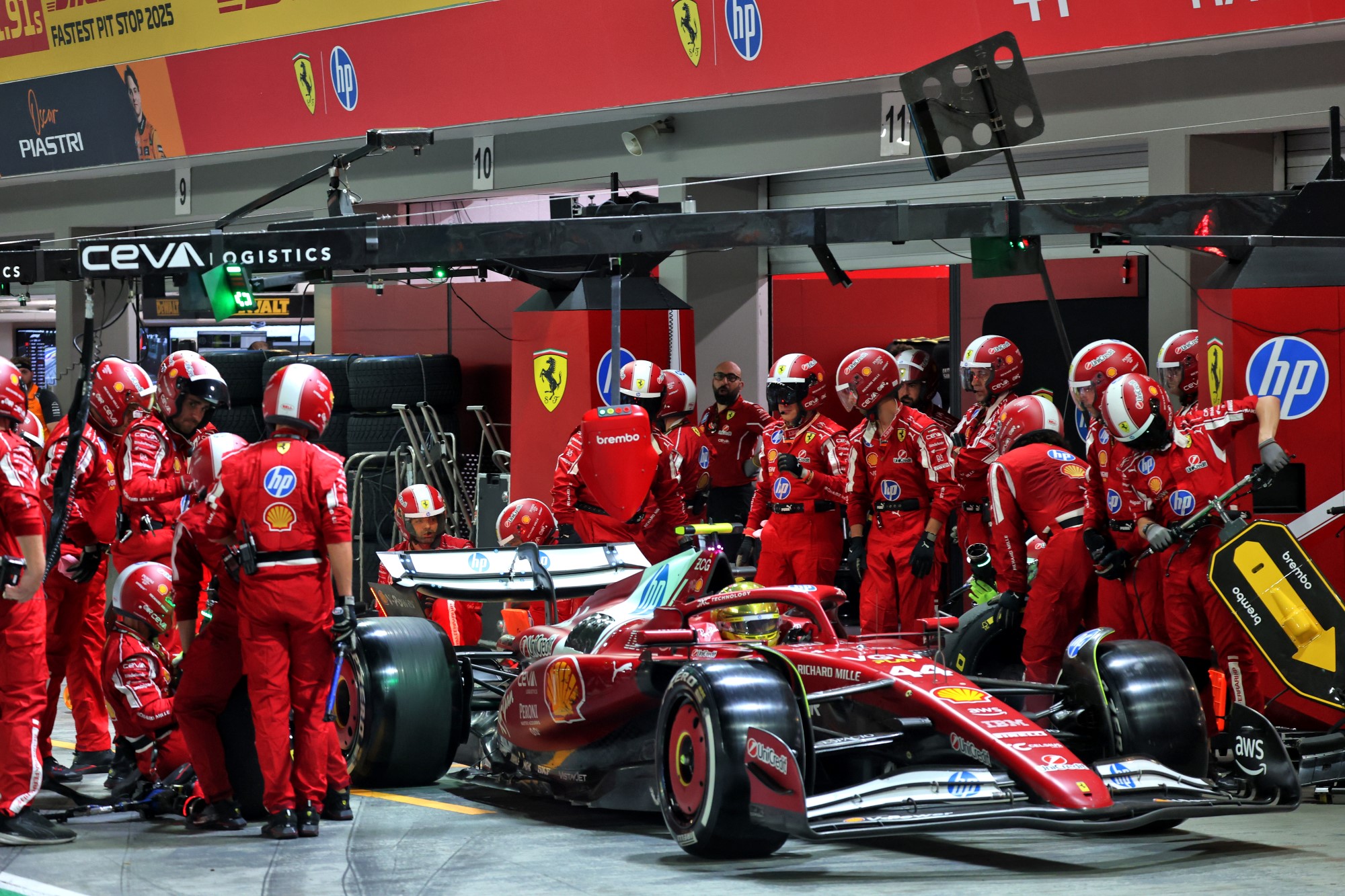 F1: Ferrari enfrenta fim de semana difícil em Singapura e reconhece passo atrás Lewis Hamilton (GBR) Ferrari SF-25 makes a pit stop.